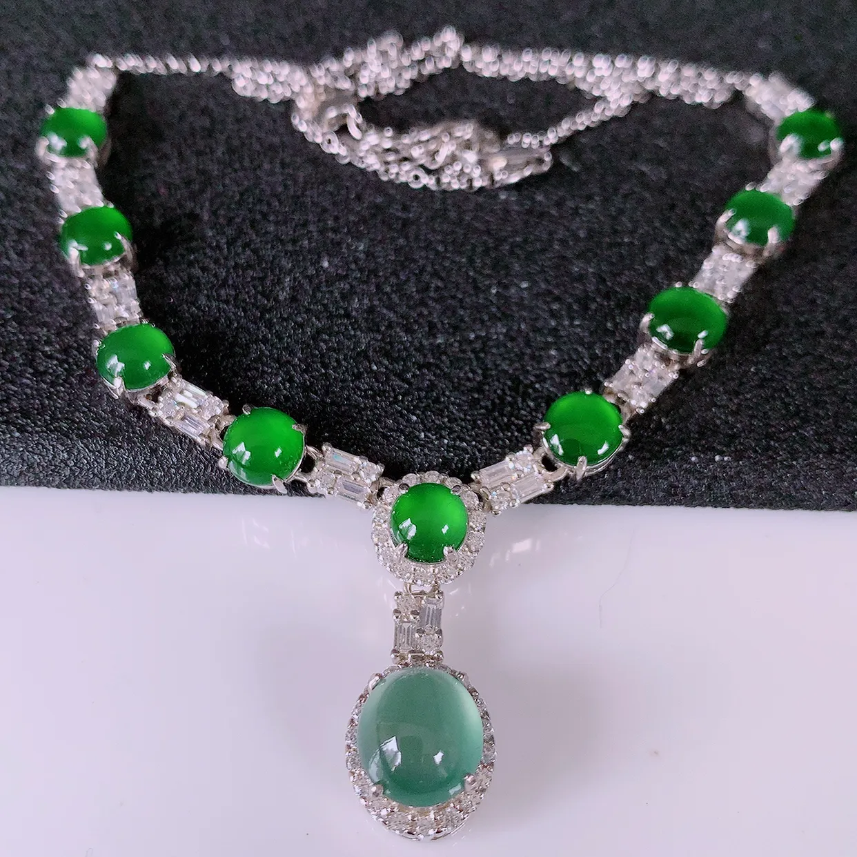 冰透满绿翡翠925银镶嵌项链，自然光实拍，翠色灵动，颜色漂亮，种老水足，品相佳，佩戴佳品！#97.1