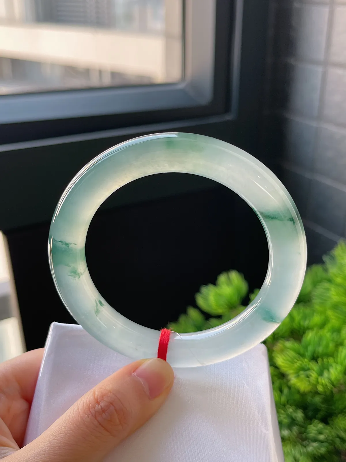 圆镯56.8圈口，翡翠冰种飘花手镯