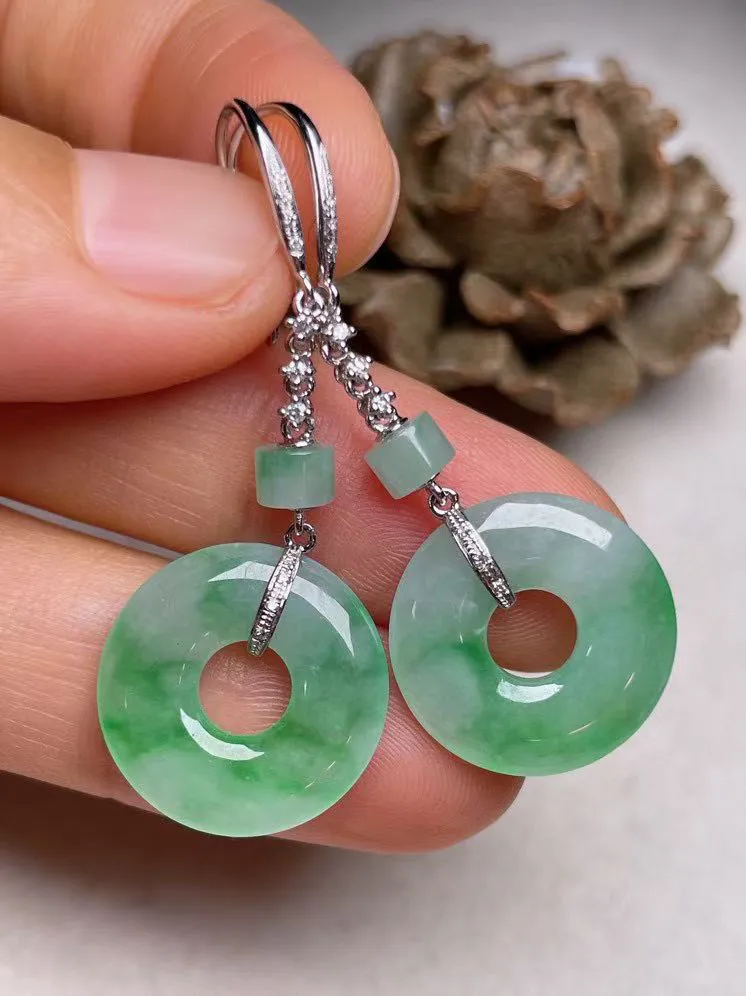 冰糯种飘绿平安扣耳坠、真金真钻镶嵌，种水好，玉质细腻 .裸石尺寸 14.7.