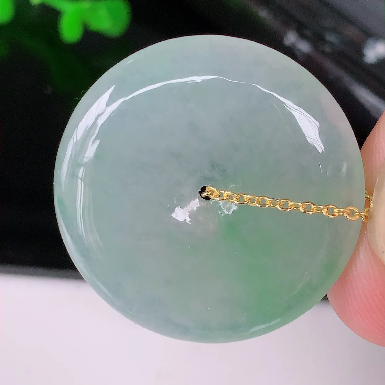 自然光实拍，冰种飘花翡翠平安扣吊坠，冰透，灵动飘逸，寓意平平安安， 平安扣佩戴端庄漂亮！#57.20