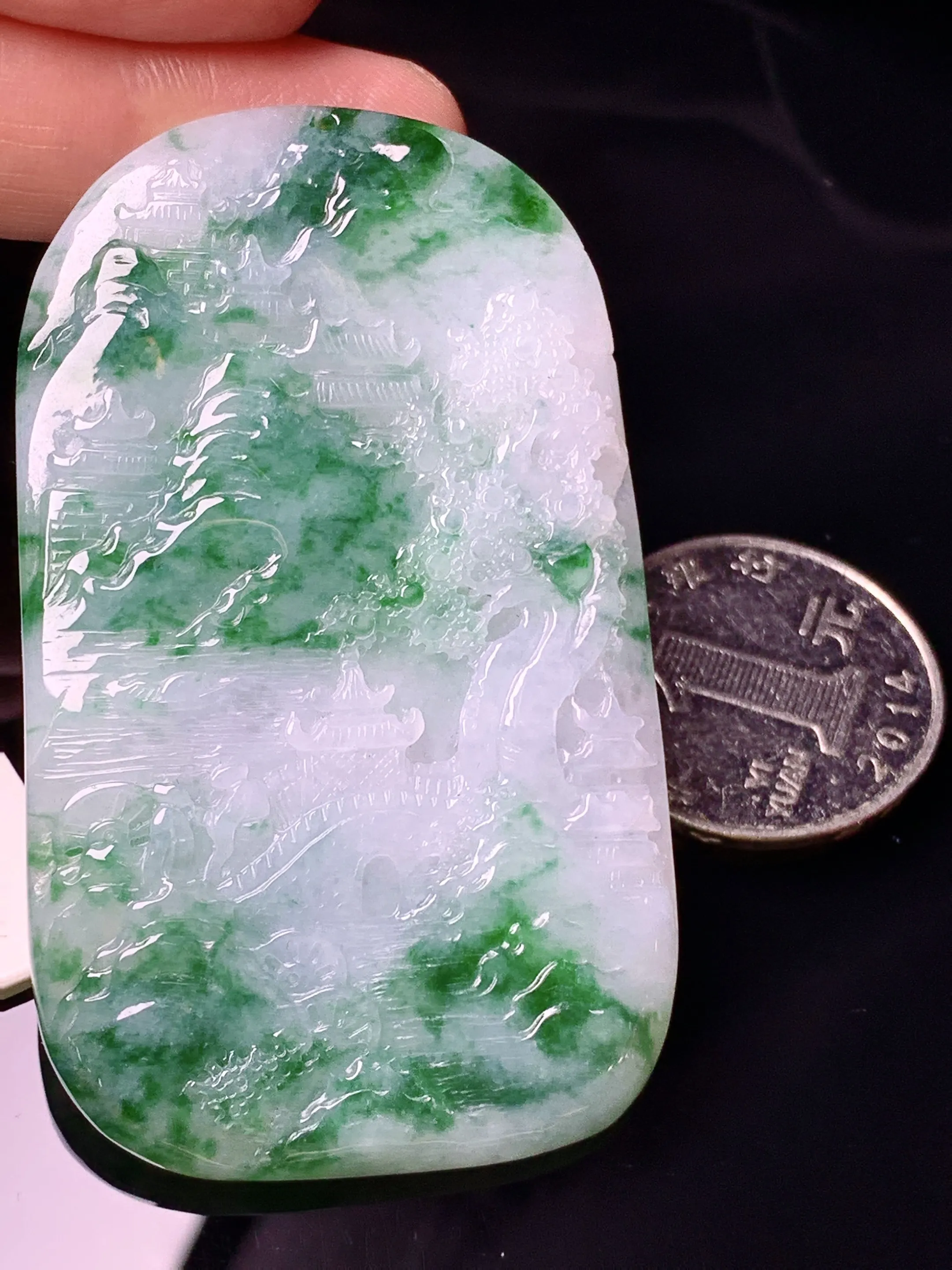 飘绿山水牌子吊坠 玉质细腻 色泽清新艳丽 整体尺寸66*40*5