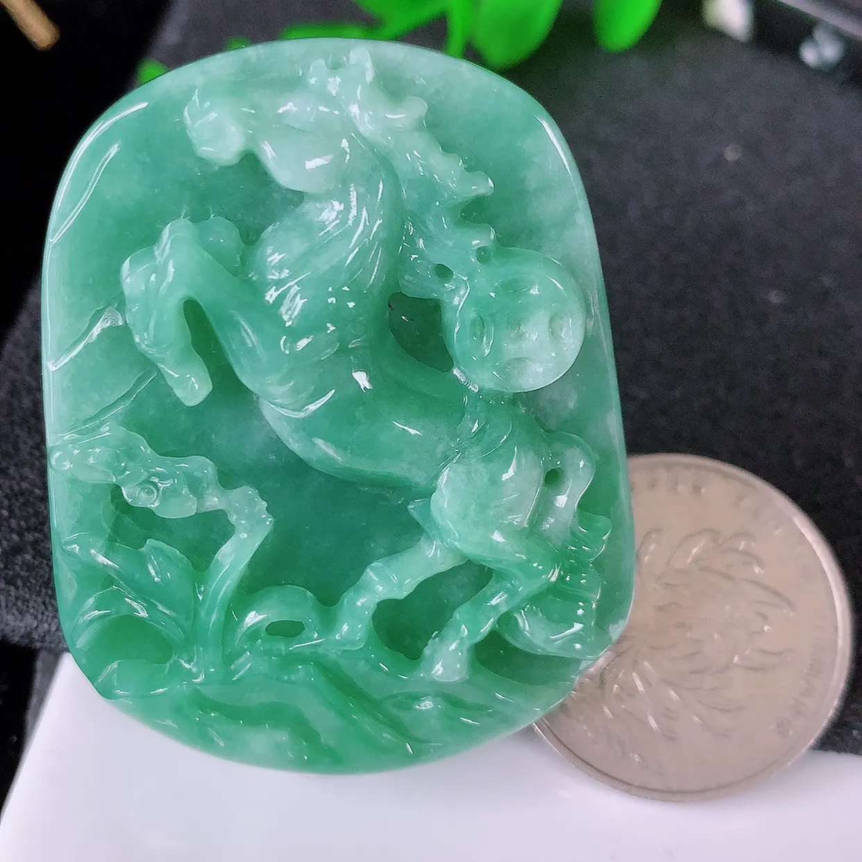 自然光实拍，冰润满绿翡翠生肖马牌吊坠，翠色灵动，佩戴效果时尚出众，尽显气质， 玉质细腻， 美感十足。#05.13