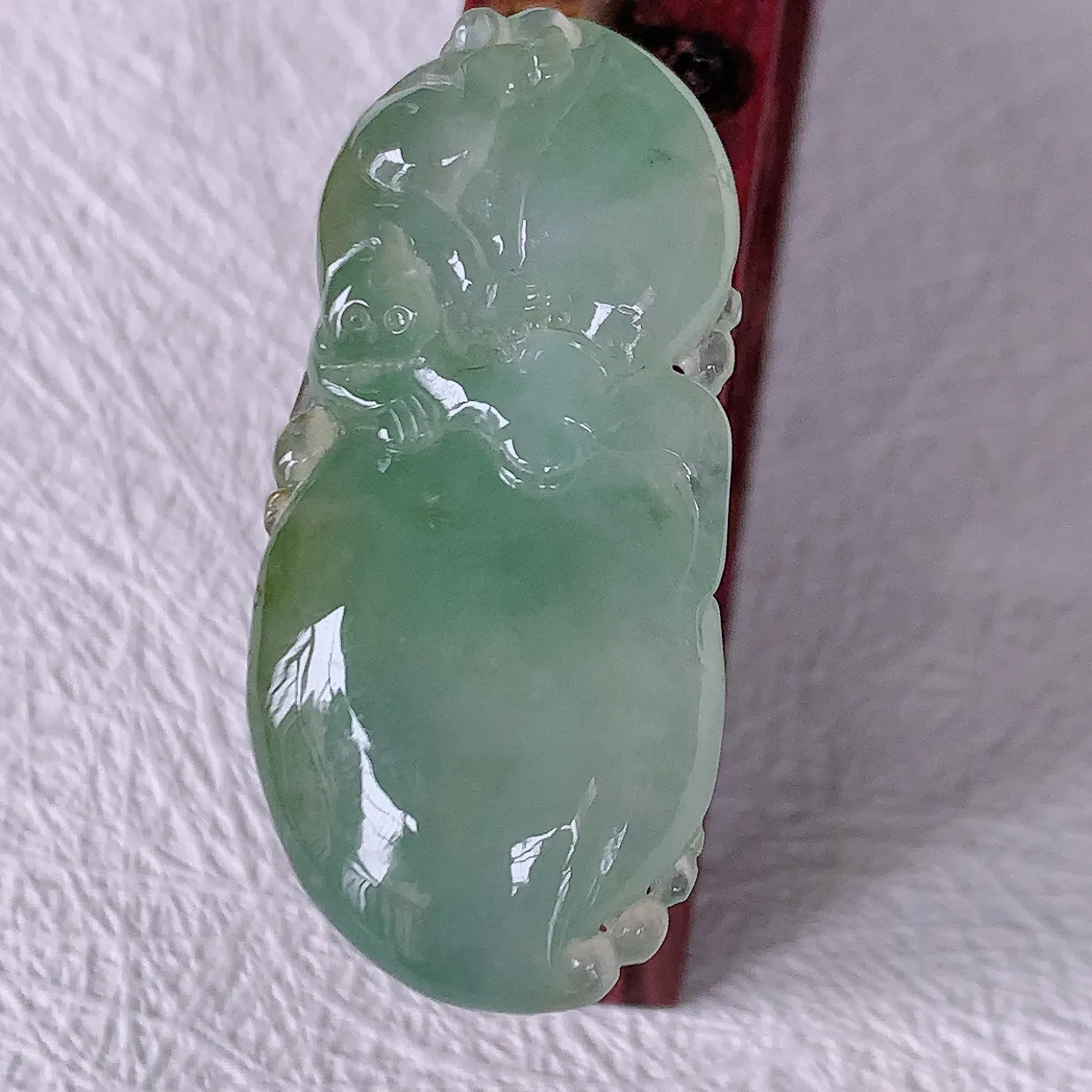 自然光实拍，冰种黄加绿翡翠招财福瓜吊坠，精美饱满福瓜，种水足形态圆润饱满，福相十足 ！#01.22