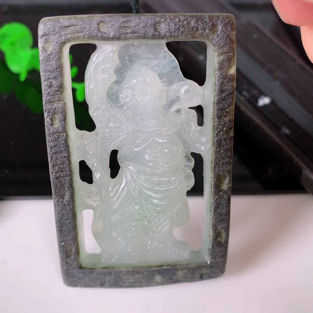 自然光实拍，特色镂空雕双彩翡翠关公吊坠。翡翠关公是生意人喜爱的财神爷，助您财运亨通，步步高升，关公威风凛凛中蕴含宽厚仁慈，质地细腻， 佩戴上身非常大气！#60.22