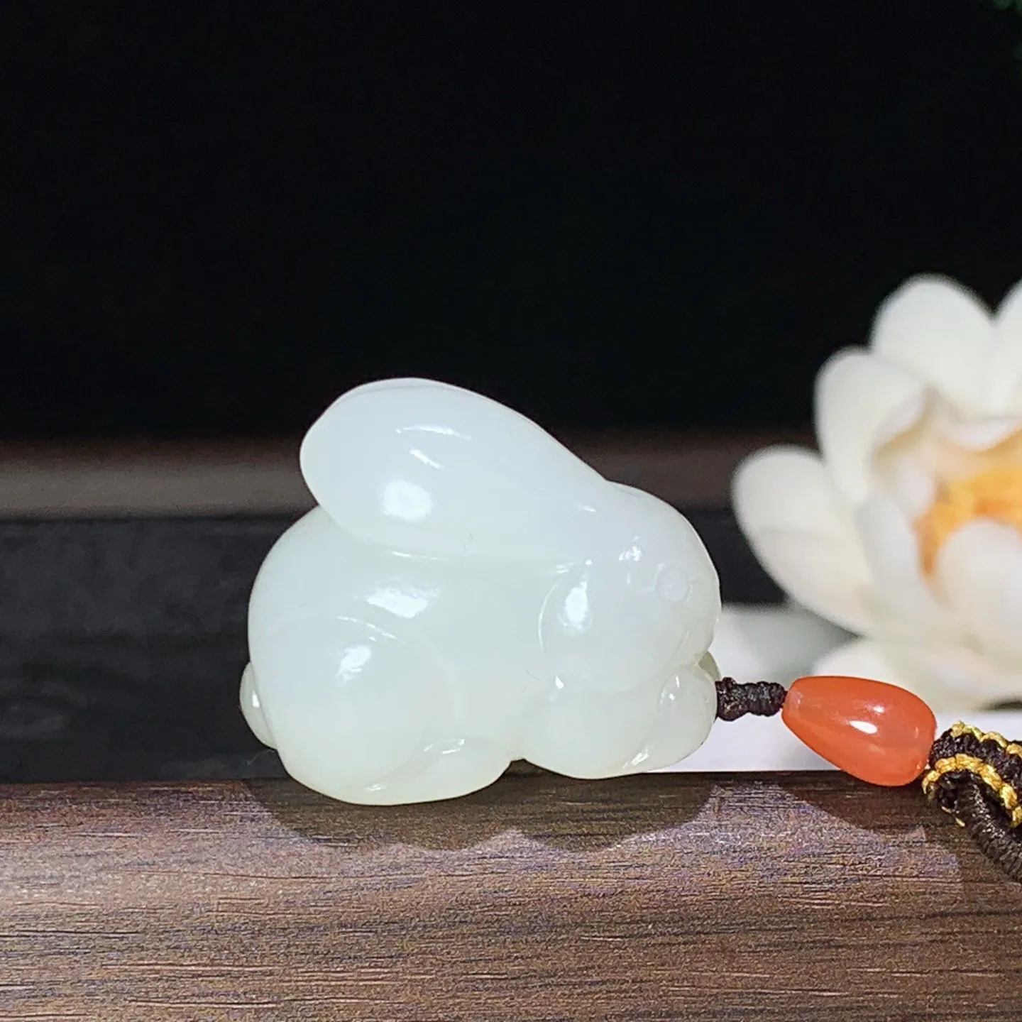 和田玉白玉前途无量兔子挂件 尺寸29/18/25重22.5克。玉质细腻油润。手推出油。佩戴高端典雅。lt260127
