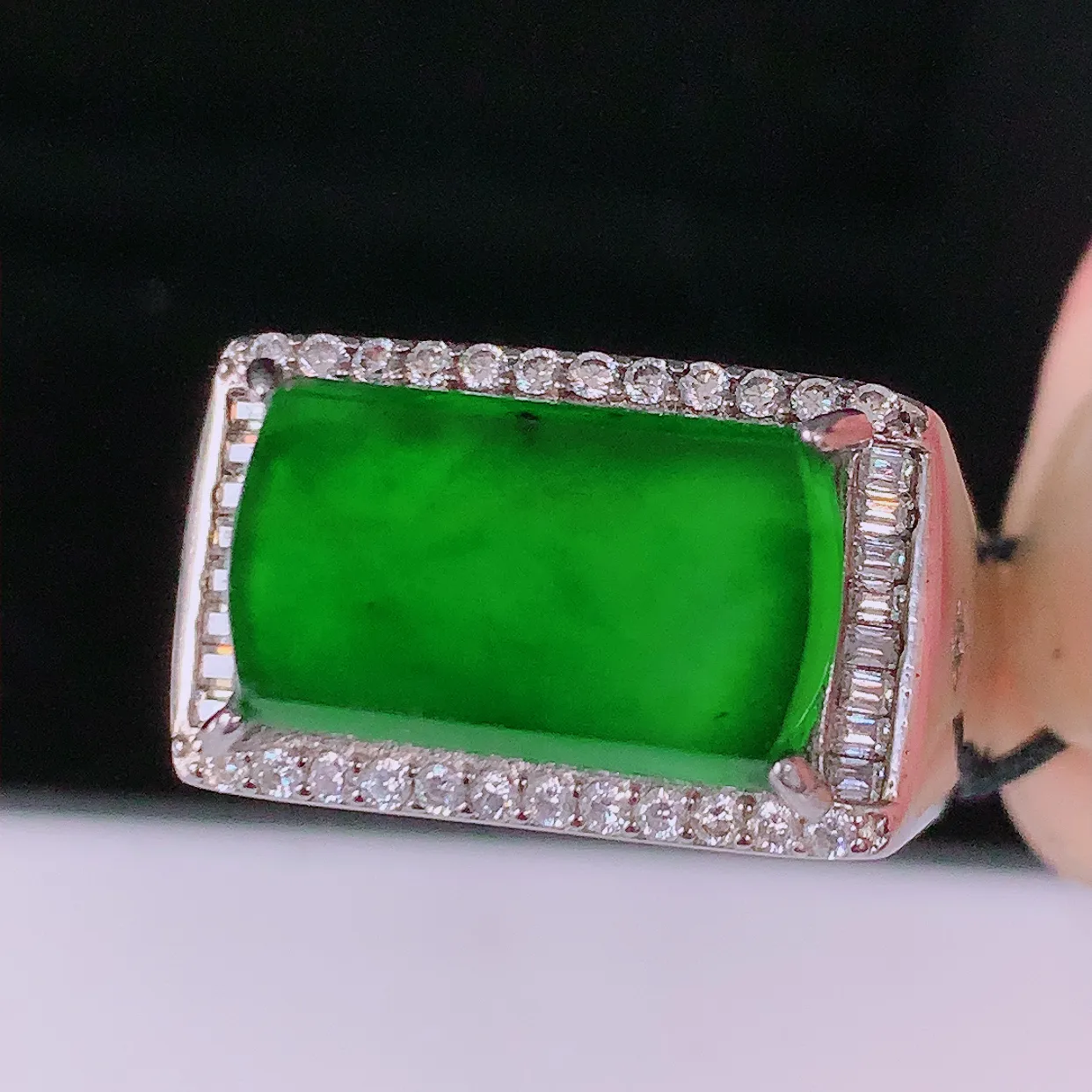 冰透满绿翡翠925银镶嵌马鞍戒指，自然光实拍，翠色灵动，颜色漂亮，种老水足，品相佳，佩戴佳品！#97.22（圈口可调大小）整体30*19.5*6.5 *裸石15.8*9