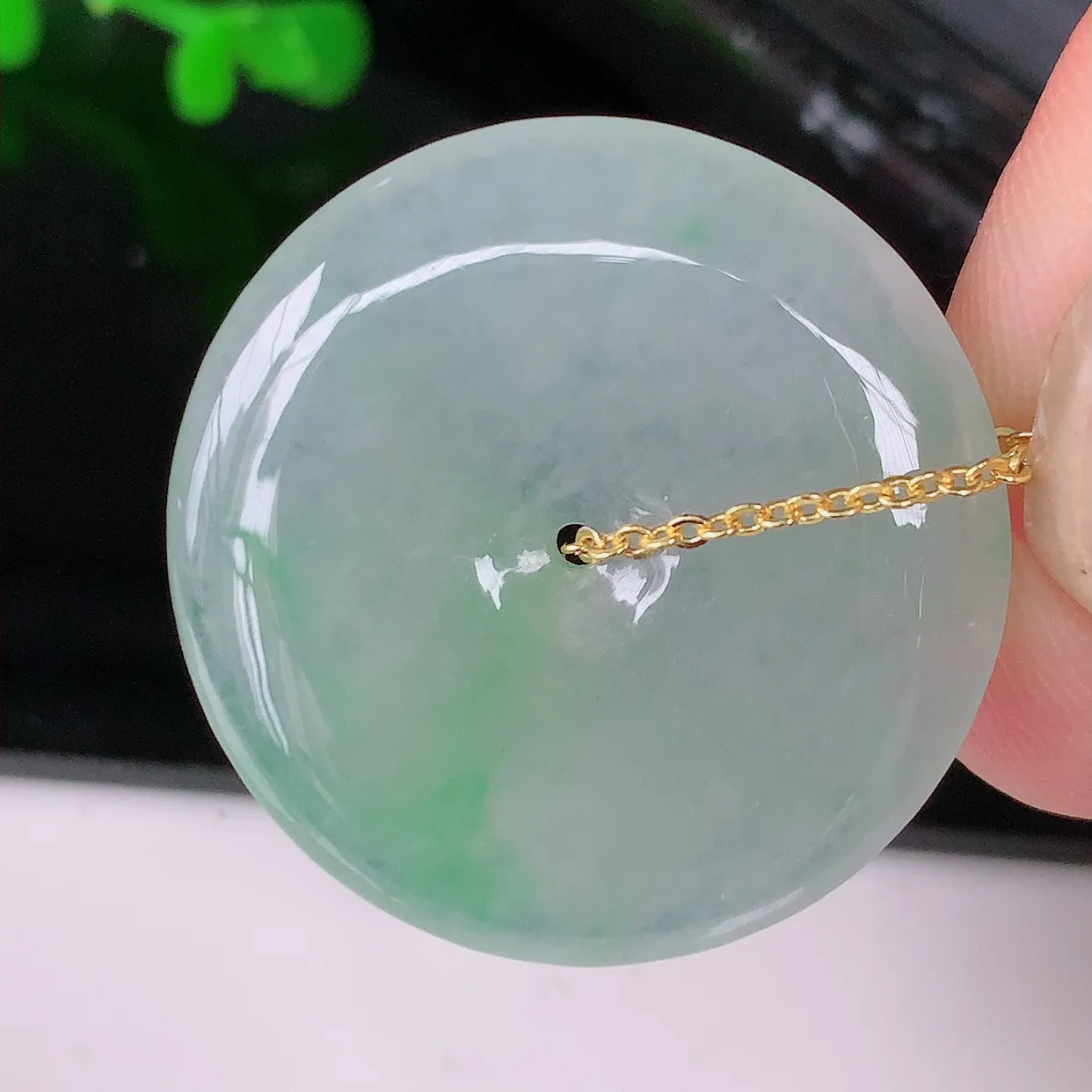 自然光实拍，冰种飘花翡翠平安扣吊坠，冰透，灵动飘逸，寓意平平安安， 平安扣佩戴端庄漂亮！#57.20