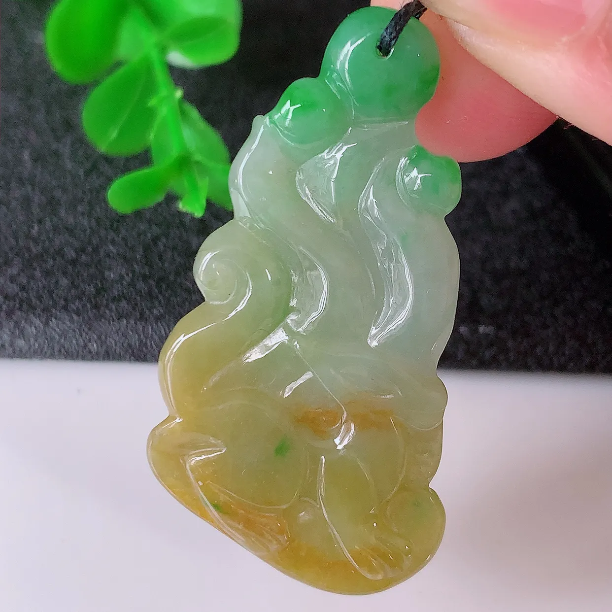 自然光实拍，水润黄加绿翡翠狐狸吊坠，翠色灵动，玉质细腻，颜色漂亮， 品相佳， 佩戴佳品！#87.16