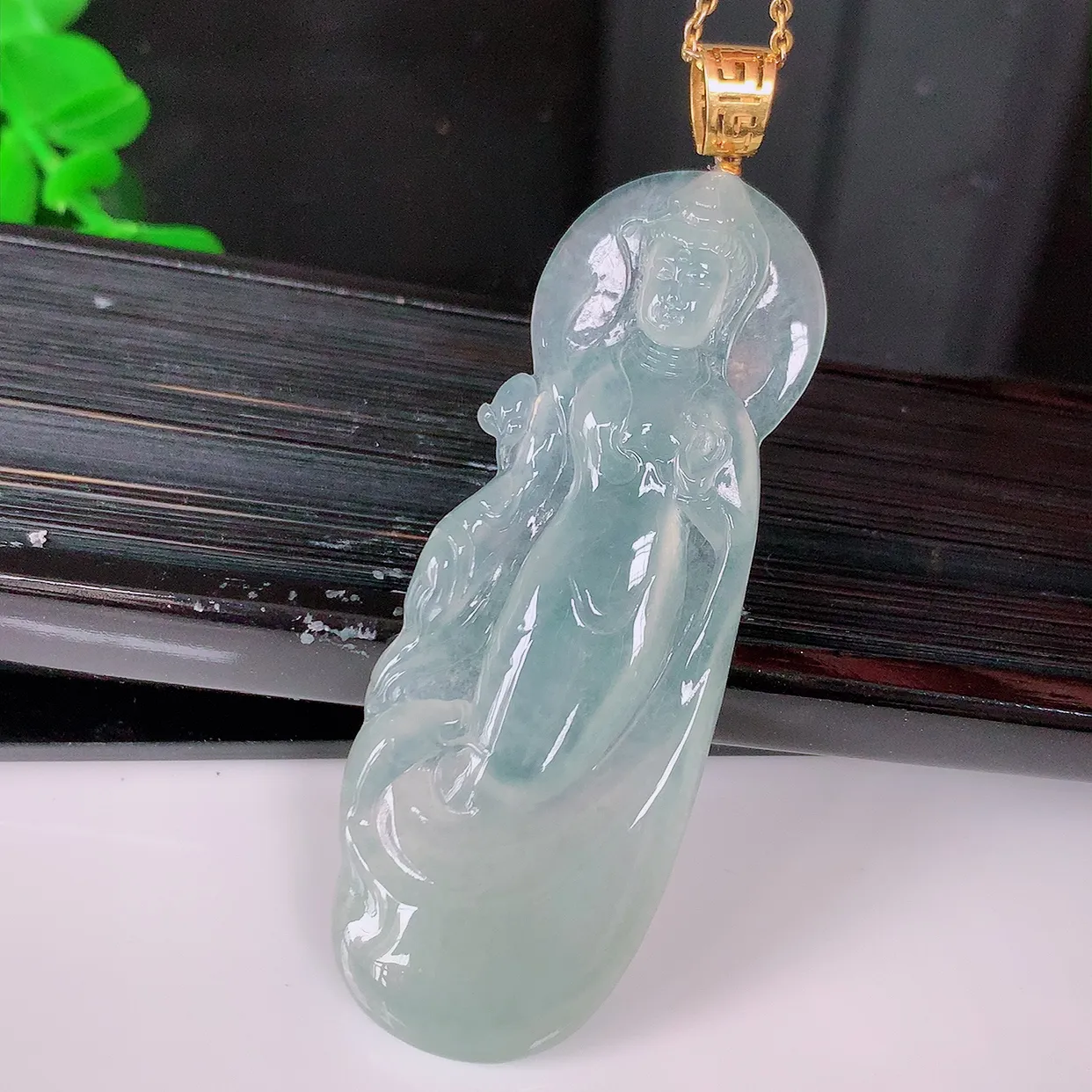 自然光实拍，18K金镶嵌冰种翡翠观音菩萨吊坠，赐福翡翠观音，观音面相端庄，品相佳， 佩戴气质！#1.22整体61裸石53.5*20*4.5