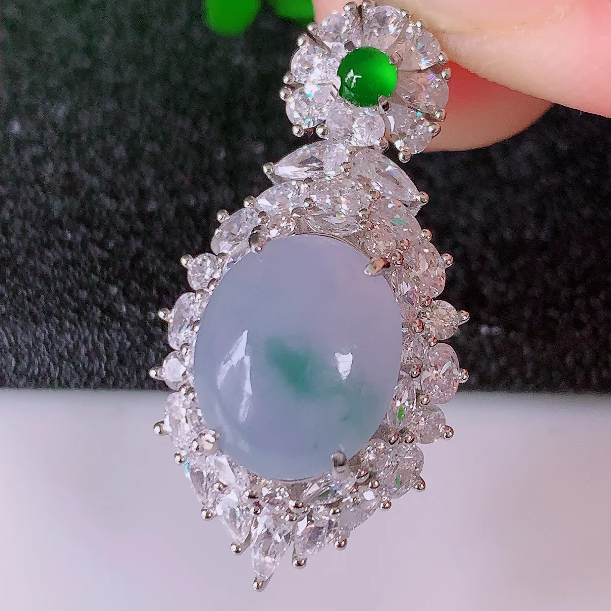 冰透春带彩翡翠蛋面925银镶嵌吊坠，自然光实拍，翠色灵动，颜色漂亮，种老水足，品相佳，佩戴佳品！#97.16整体30.5*16*9.2 裸石11.5*9.6mm