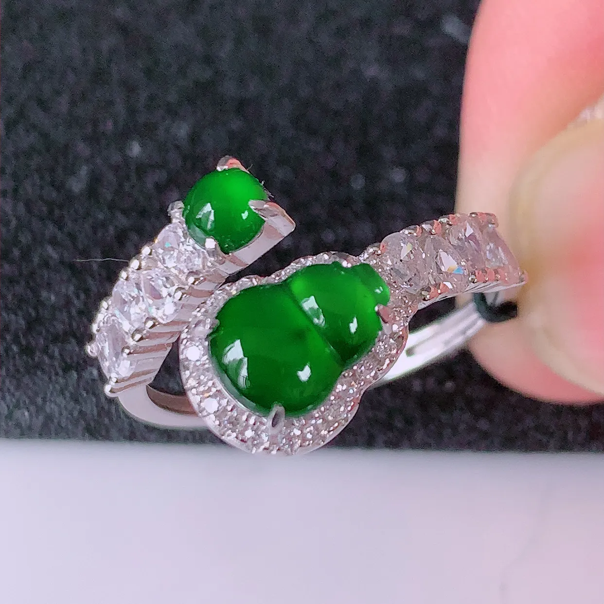 冰透满绿翡翠925银镶嵌葫芦戒指，自然光实拍，翠色灵动，颜色漂亮，种老水足，品相佳，佩戴佳品！#97.16（圈口可调大小）整体 22.5*18.3*5裸石7.8*5.5mm