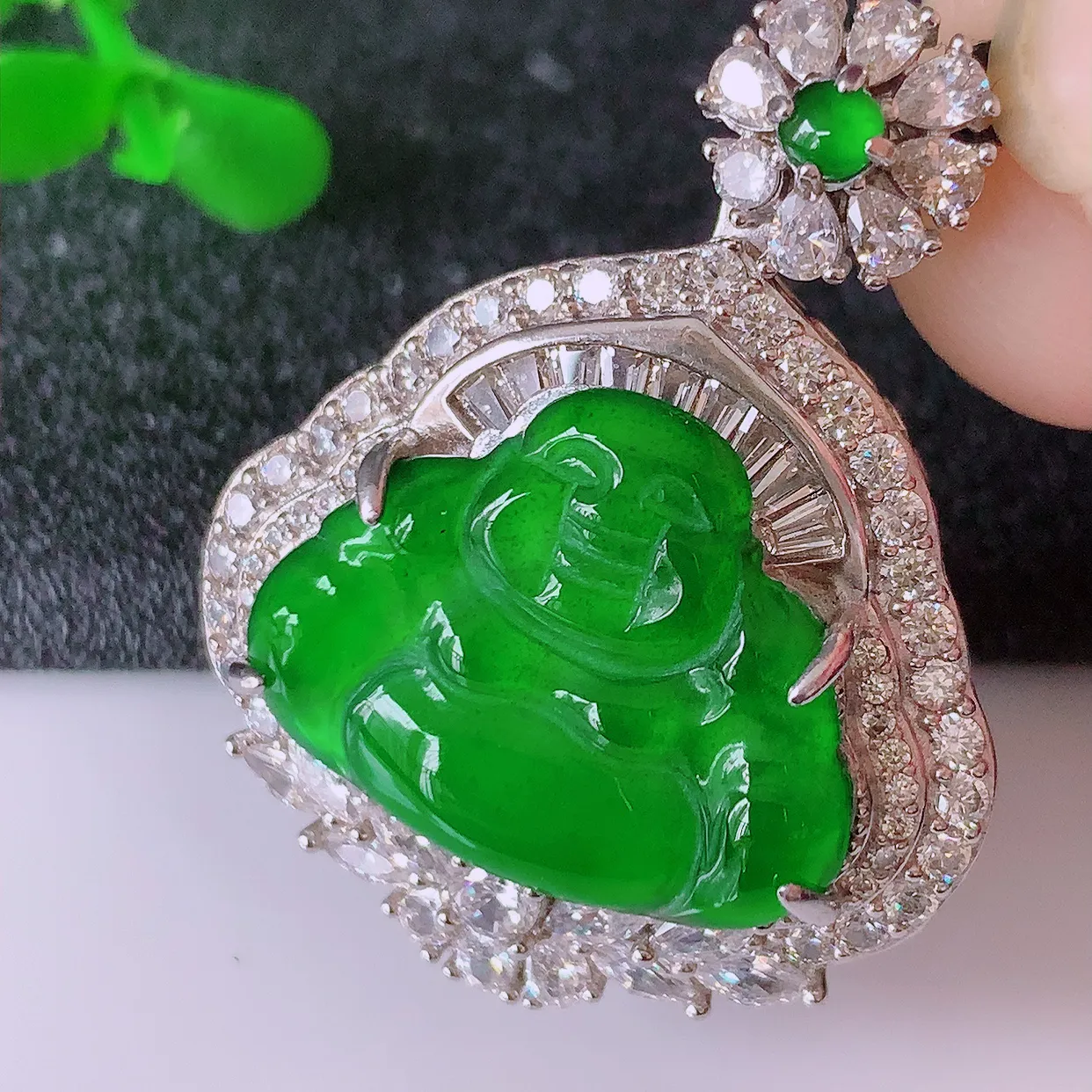 冰透满绿翡翠925银镶嵌佛公吊坠，自然光实拍，翠色灵动，颜色漂亮，种老水足，品相佳，佩戴佳品！#97.16整体35*26.5*12.5裸石19*15.5mm