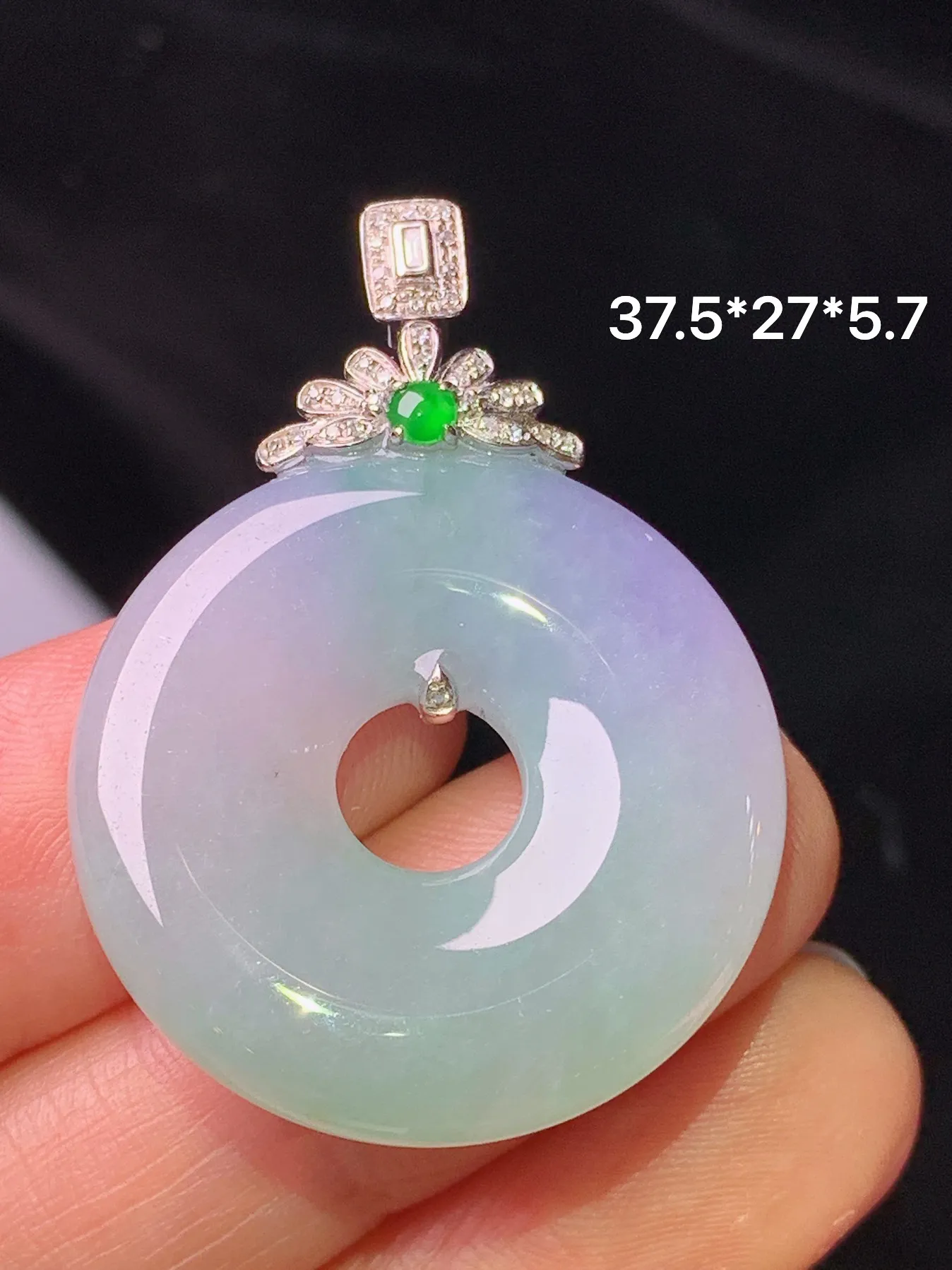 18k金钻镶嵌淡春彩平安环吊坠 玉质细腻 色泽清新艳丽 整体尺寸37.5*27*5.7