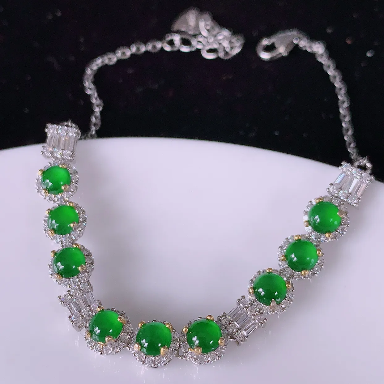 冰透满绿翡翠925银镶嵌手链，自然光实拍，翠色灵动，颜色漂亮，种老水足，品相佳，佩戴佳品！#97.16取一整体5.8*5.8*4.8 裸石3.8*3.8mm