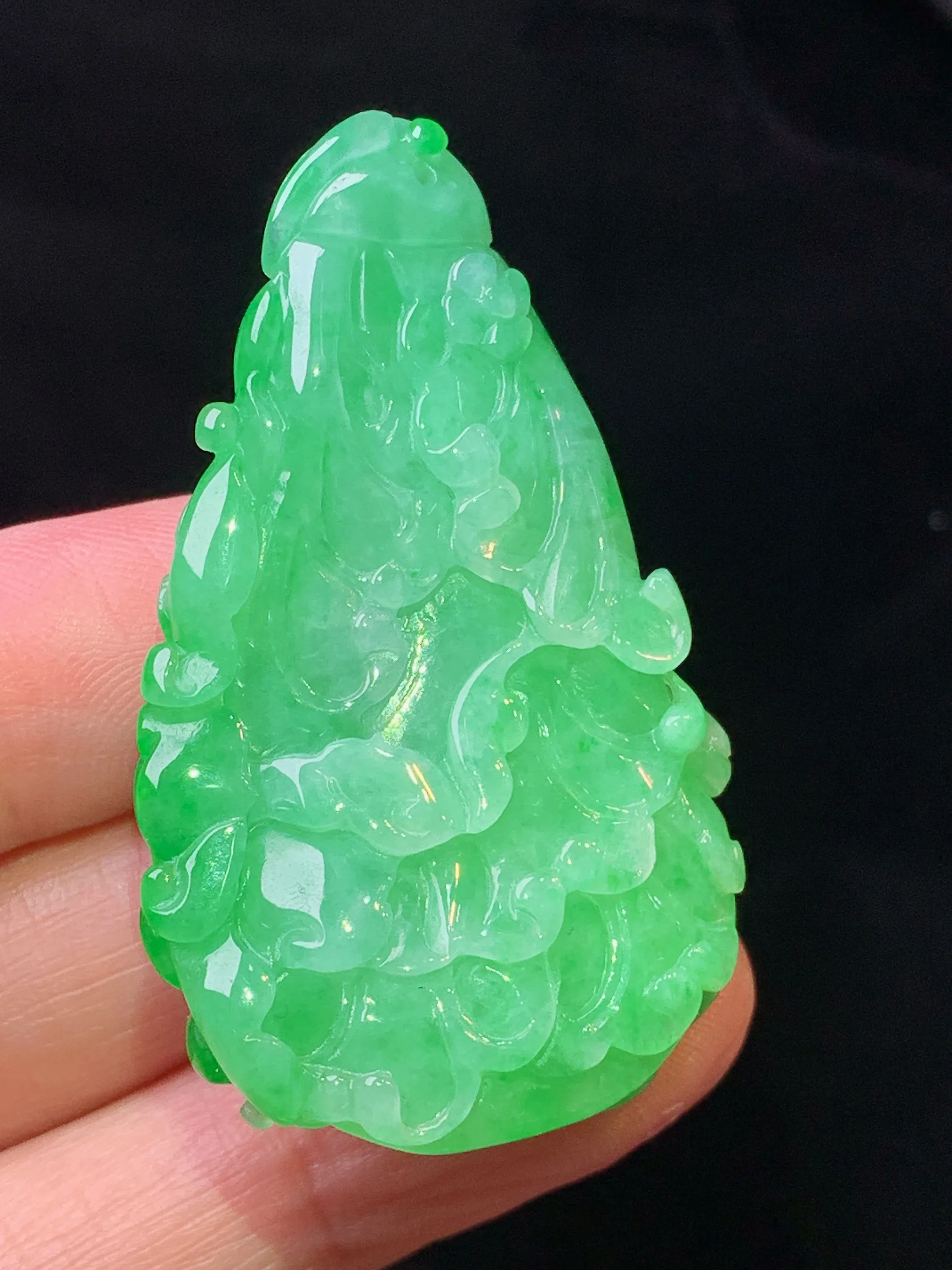 翠绿白菜吊坠 玉质细腻 色泽清新艳丽 整体尺寸47.5*28.5*13.5