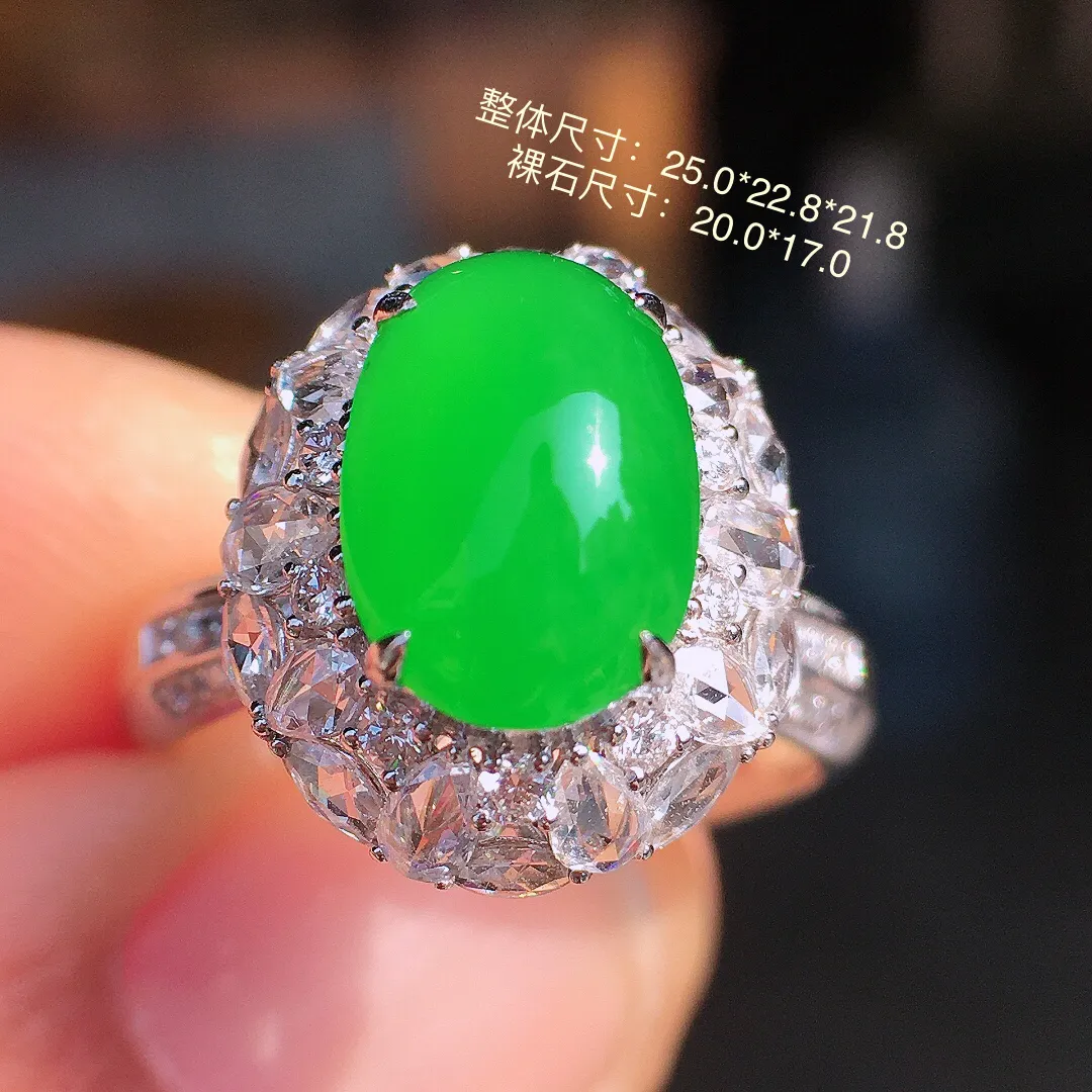 正阳绿蛋面戒指，色泽均匀艳丽，玉质细腻，荧光感超
强，饱满圆润，尽显优雅气质，18k
金豪华镶嵌