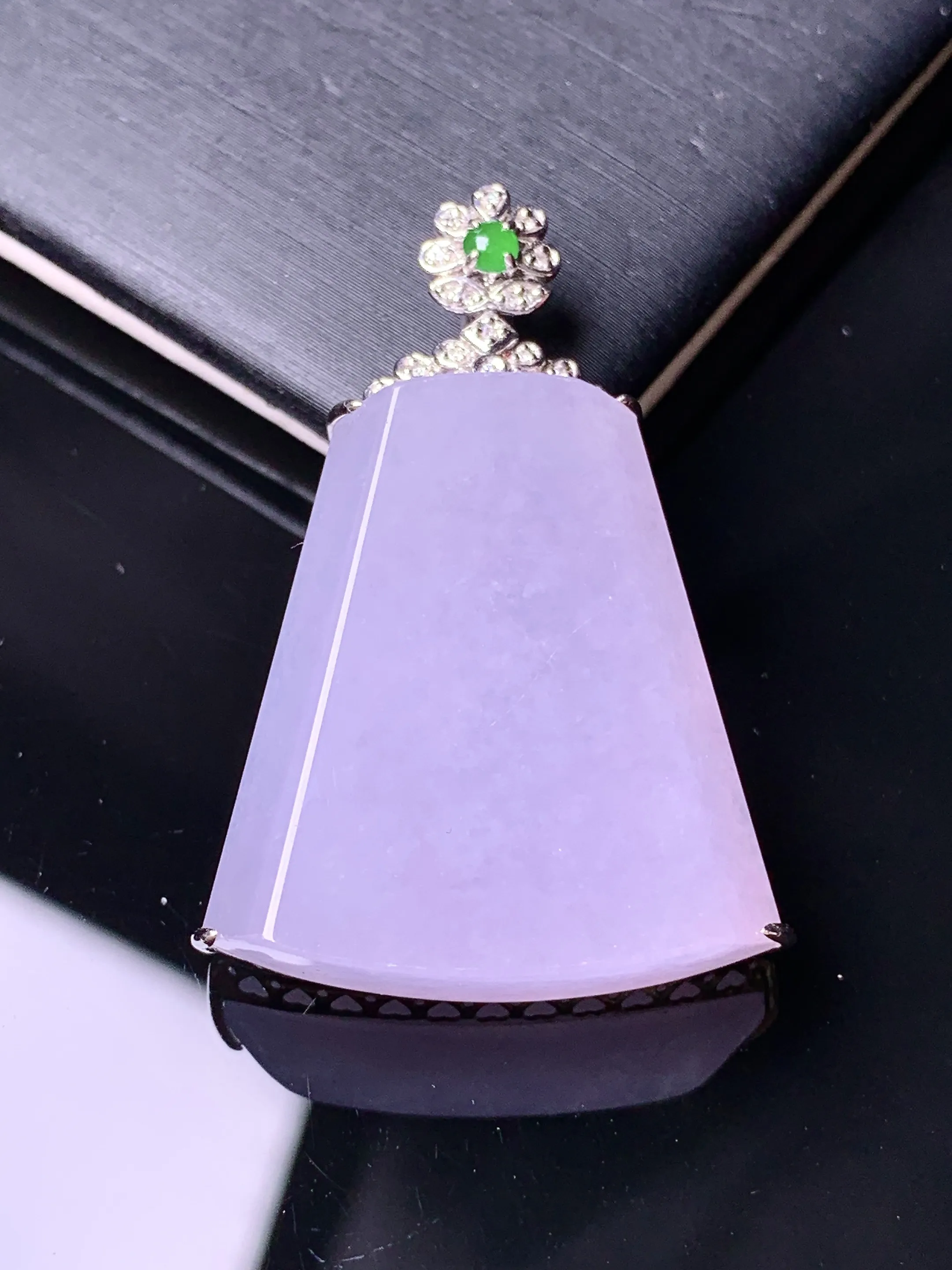 18k金钻镶嵌淡紫罗兰无事牌吊坠 玉质细腻 色泽清新艳丽 整体尺寸37.8*25*8.7
