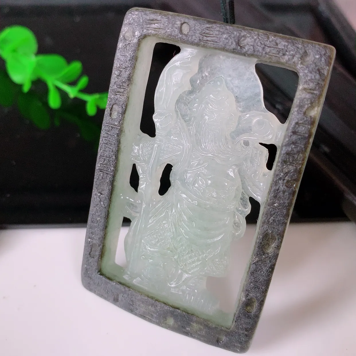 自然光实拍，特色镂空雕双彩翡翠关公吊坠。翡翠关公是生意人喜爱的财神爷，助您财运亨通，步步高升，关公威风凛凛中蕴含宽厚仁慈，质地细腻， 佩戴上身非常大气！#60.22