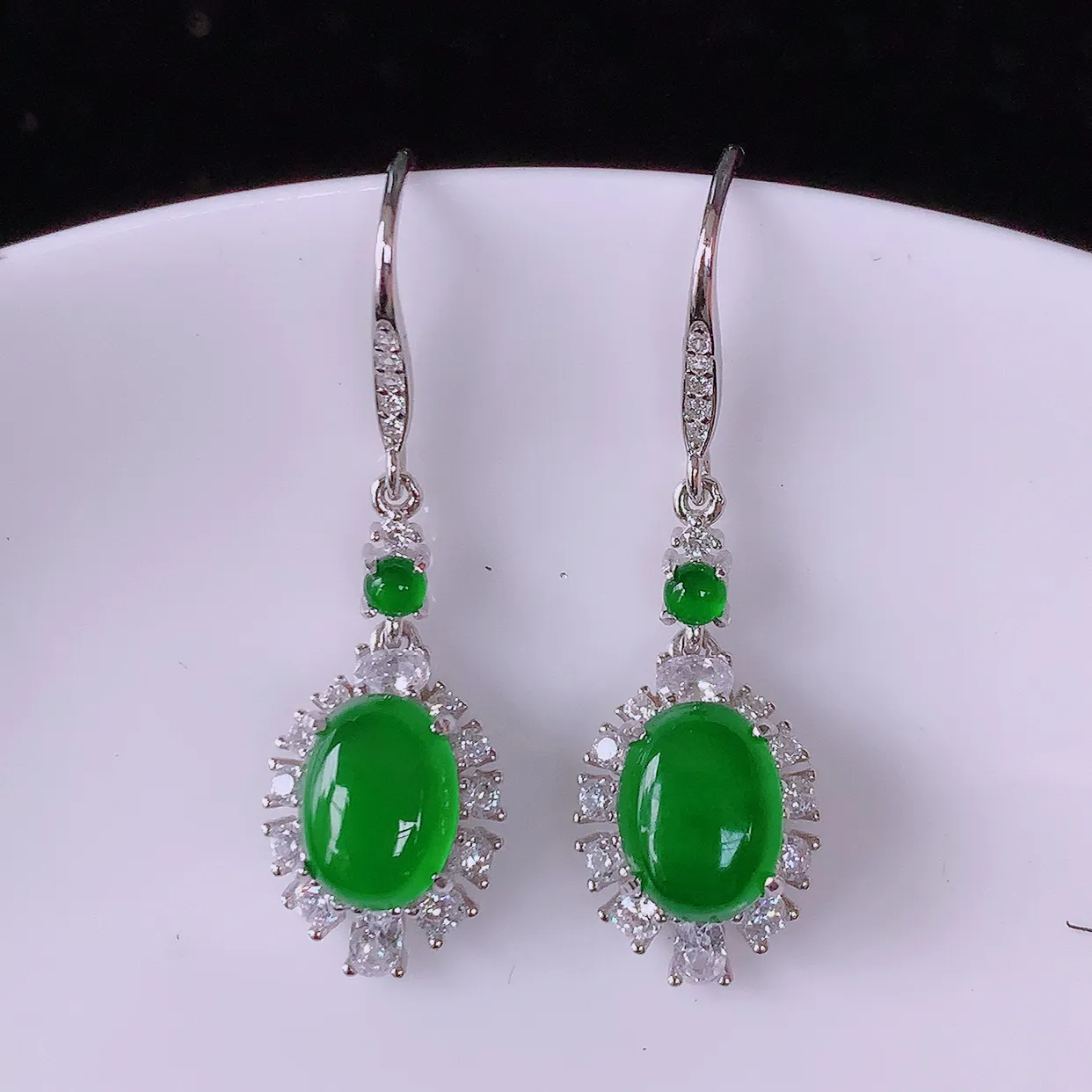 冰透满绿翡翠925银镶嵌耳坠，自然光实拍，翠色灵动，颜色漂亮，种老水足，品相佳，佩戴佳品！#97.2