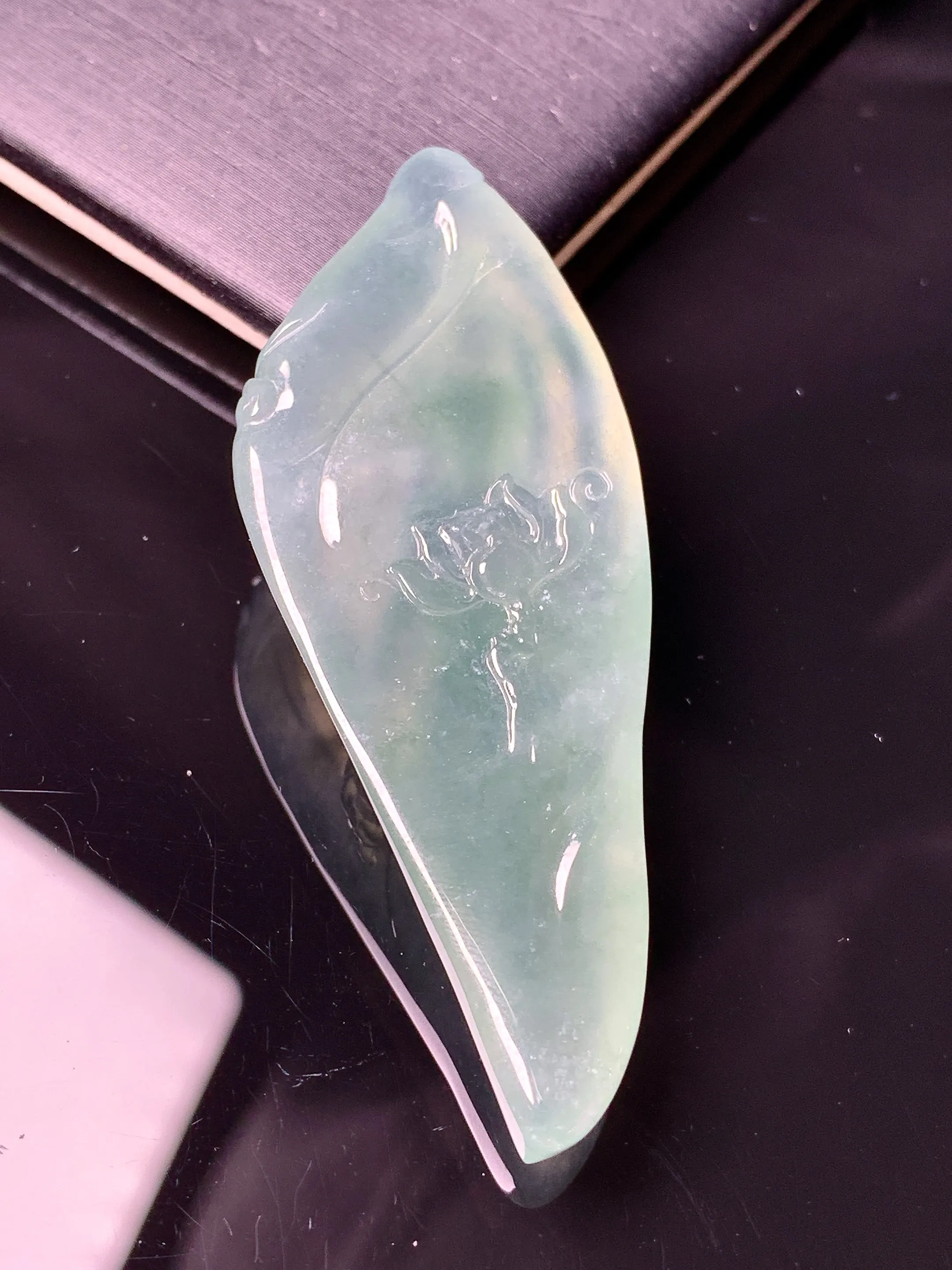 冰种观音菩萨吊坠 玉质细腻 色泽清新艳丽 整体尺寸58.7*22.5*6.5