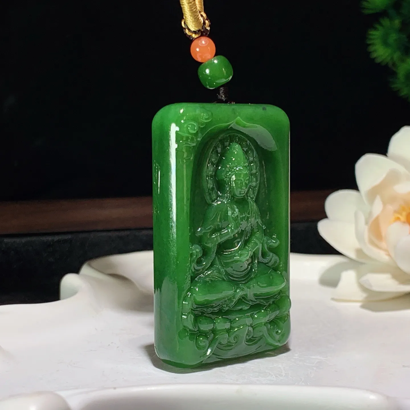 和田玉阳绿俄罗斯碧玉坐莲观音牌挂件 尺寸54/33/11重50.5克。玉质细腻油润。手推出油。佩戴高