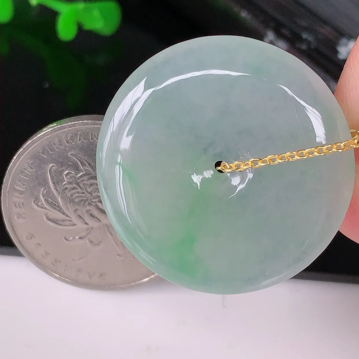 自然光实拍，冰种飘花翡翠平安扣吊坠，冰透，灵动飘逸，寓意平平安安， 平安扣佩戴端庄漂亮！#57.20