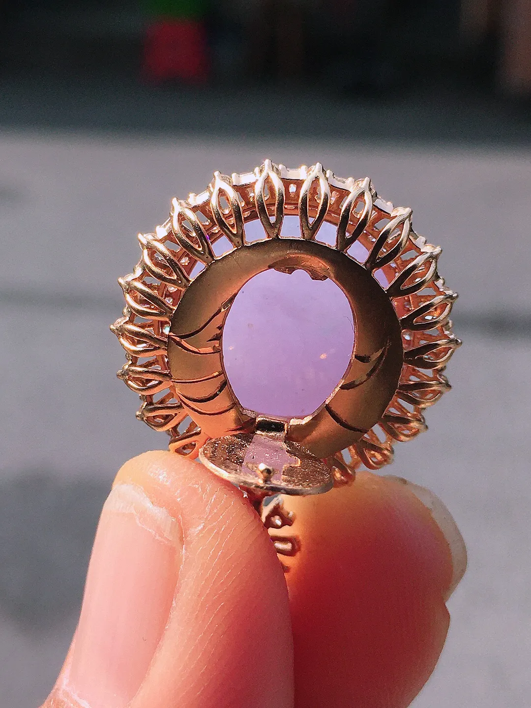 紫罗兰蛋面吊坠，色泽均匀艳丽，玉质细腻，荧光感超
强，饱满圆润，尽显优雅气质，18k
金豪华镶嵌