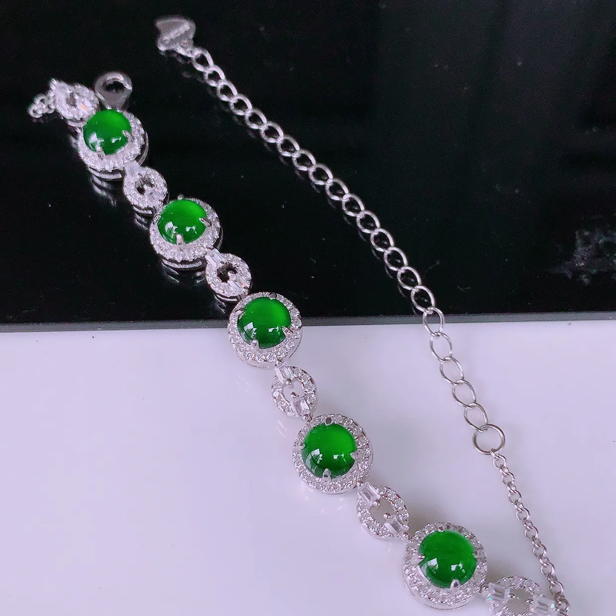 冰透满绿翡翠925银镶嵌手链，自然光实拍，翠色灵动，颜色漂亮，种老水足，品相 佳，佩戴佳品！#97.22取一整体8-8-6裸石5.5*5.5