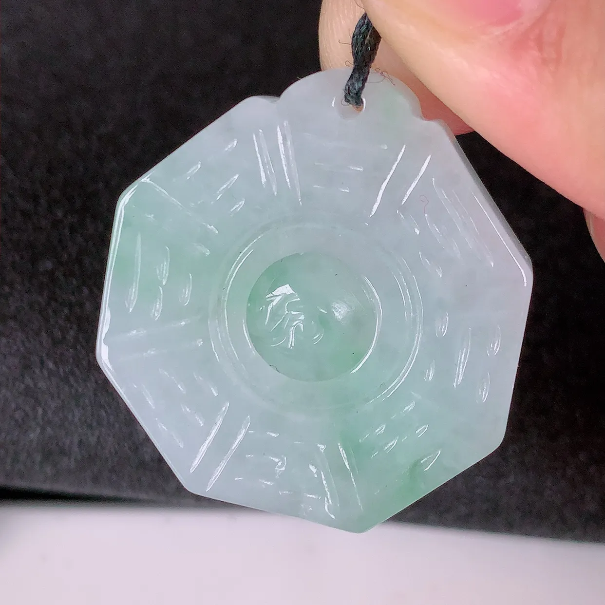 自然光实拍，水润飘绿翡翠招财八卦吊坠，翠色灵动，玉质细腻，颜色漂亮，品相佳佩戴佳品！#46.22