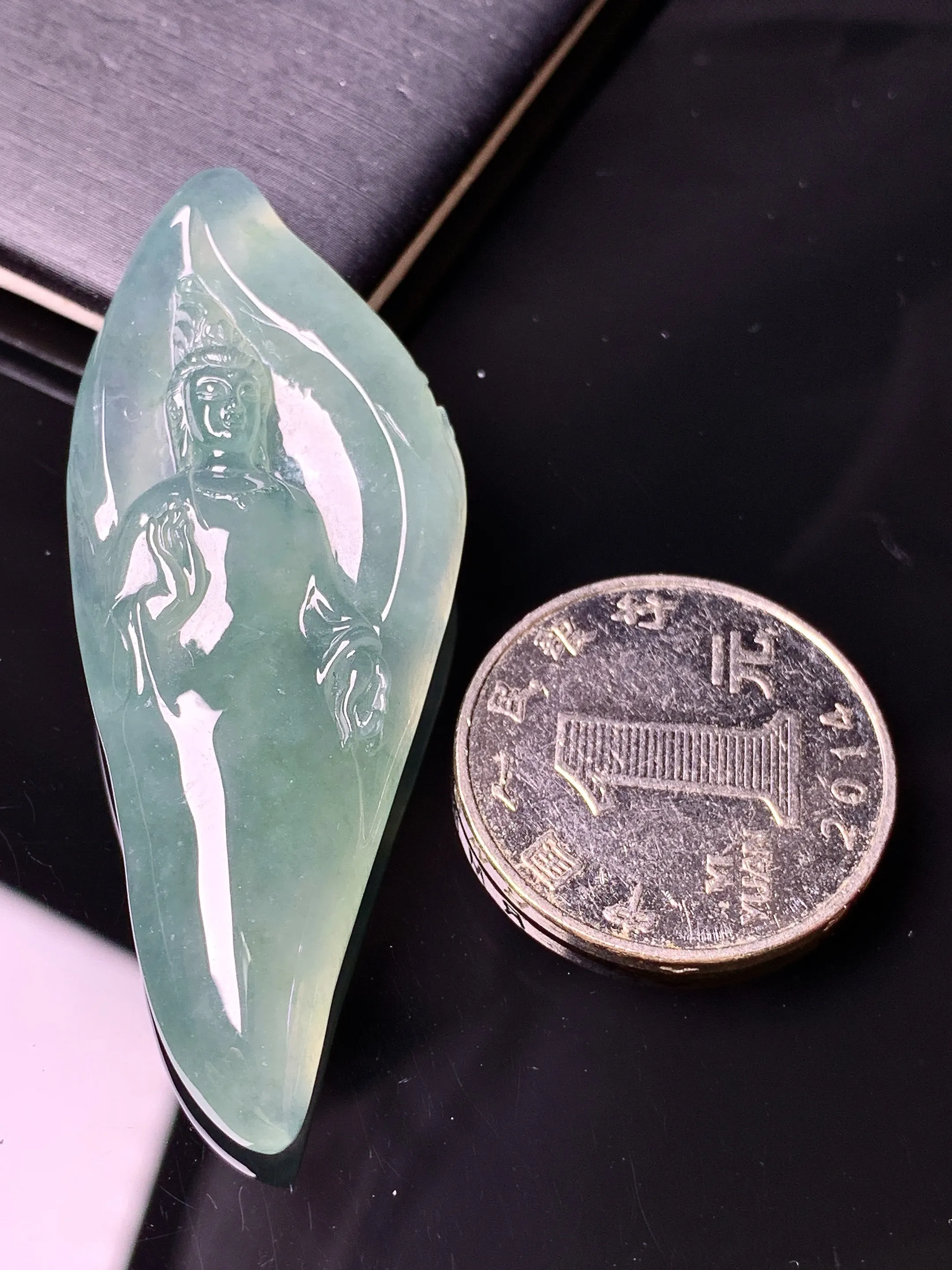 冰种观音菩萨吊坠 玉质细腻 色泽清新艳丽 整体尺寸58.7*22.5*6.5