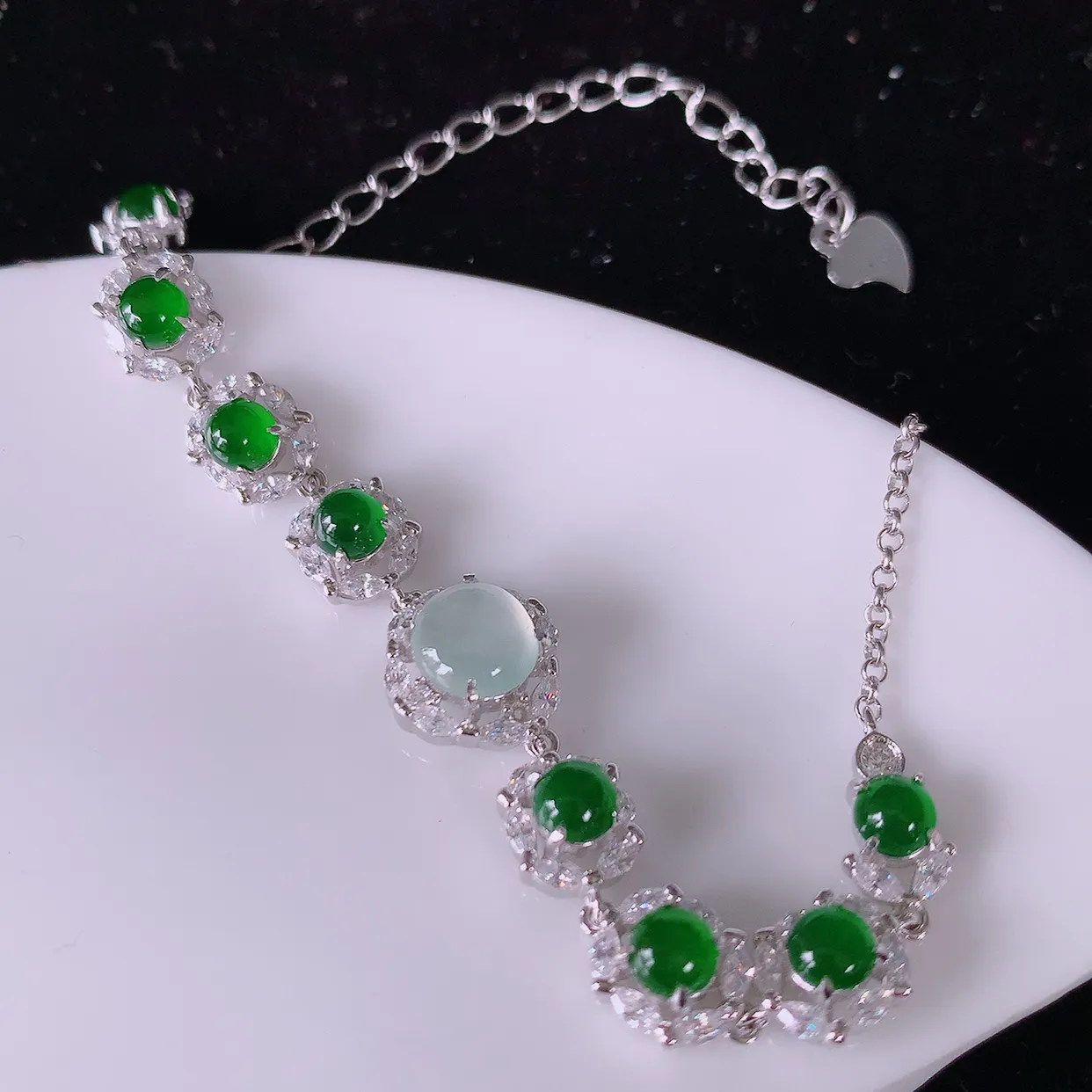 冰透满绿翡翠925银镶嵌手链，自然光实拍，翠色灵动，颜色漂亮，种老水足，品相佳，佩戴佳品！#97.16取一整体10.5*10.5*6裸石 6.8*6.8mm