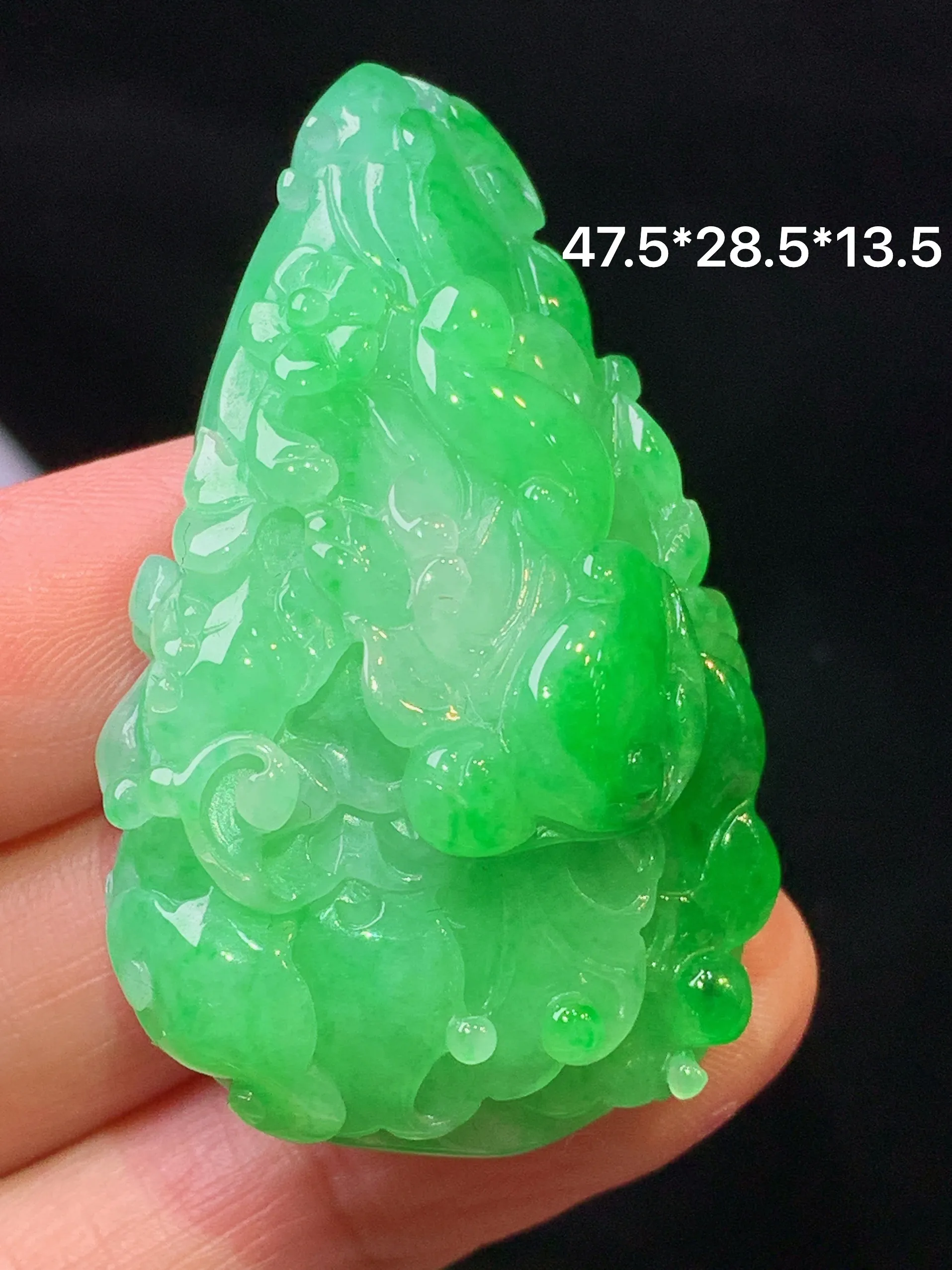 翠绿白菜吊坠 玉质细腻 色泽清新艳丽 整体尺寸47.5*28.5*13.5