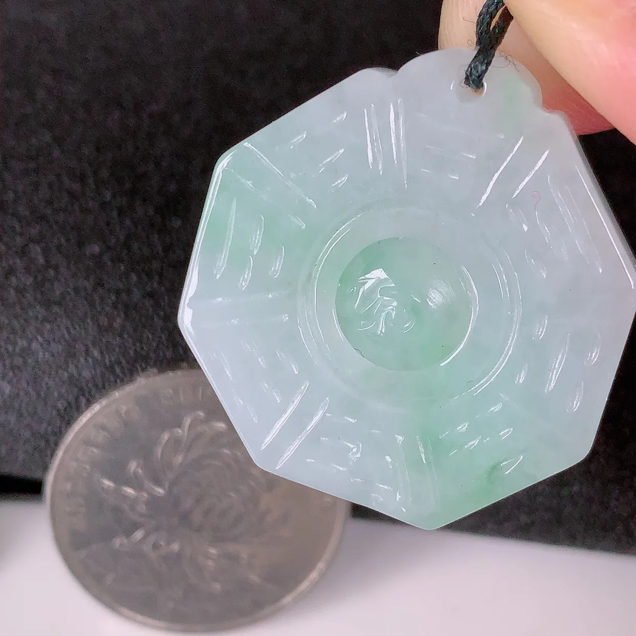 自然光实拍，水润飘绿翡翠招财八卦吊坠，翠色灵动，玉质细腻，颜色漂亮，品相佳佩戴佳品！#46.22