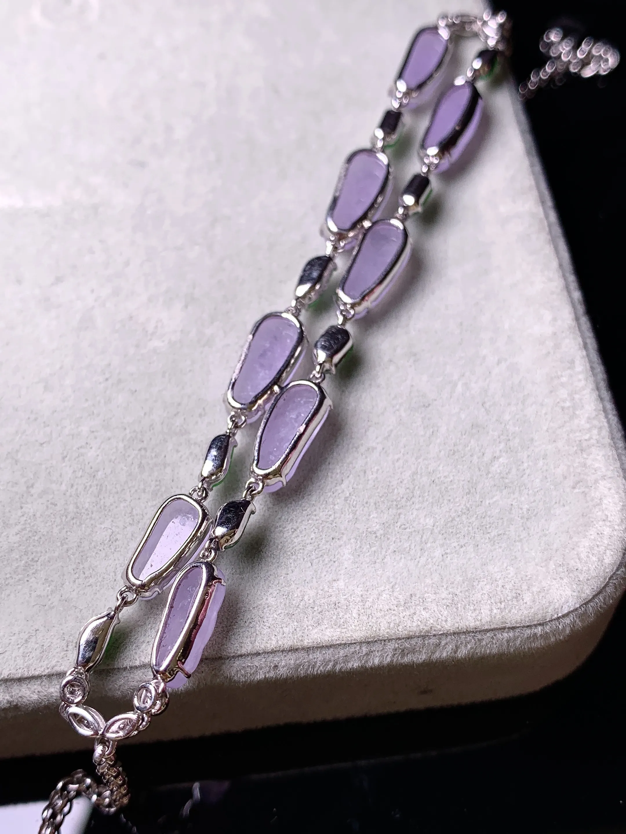 18k金钻镶嵌紫罗兰四季豆手链 玉质细腻 色泽清新艳丽 整体尺寸11*4.3*2.3