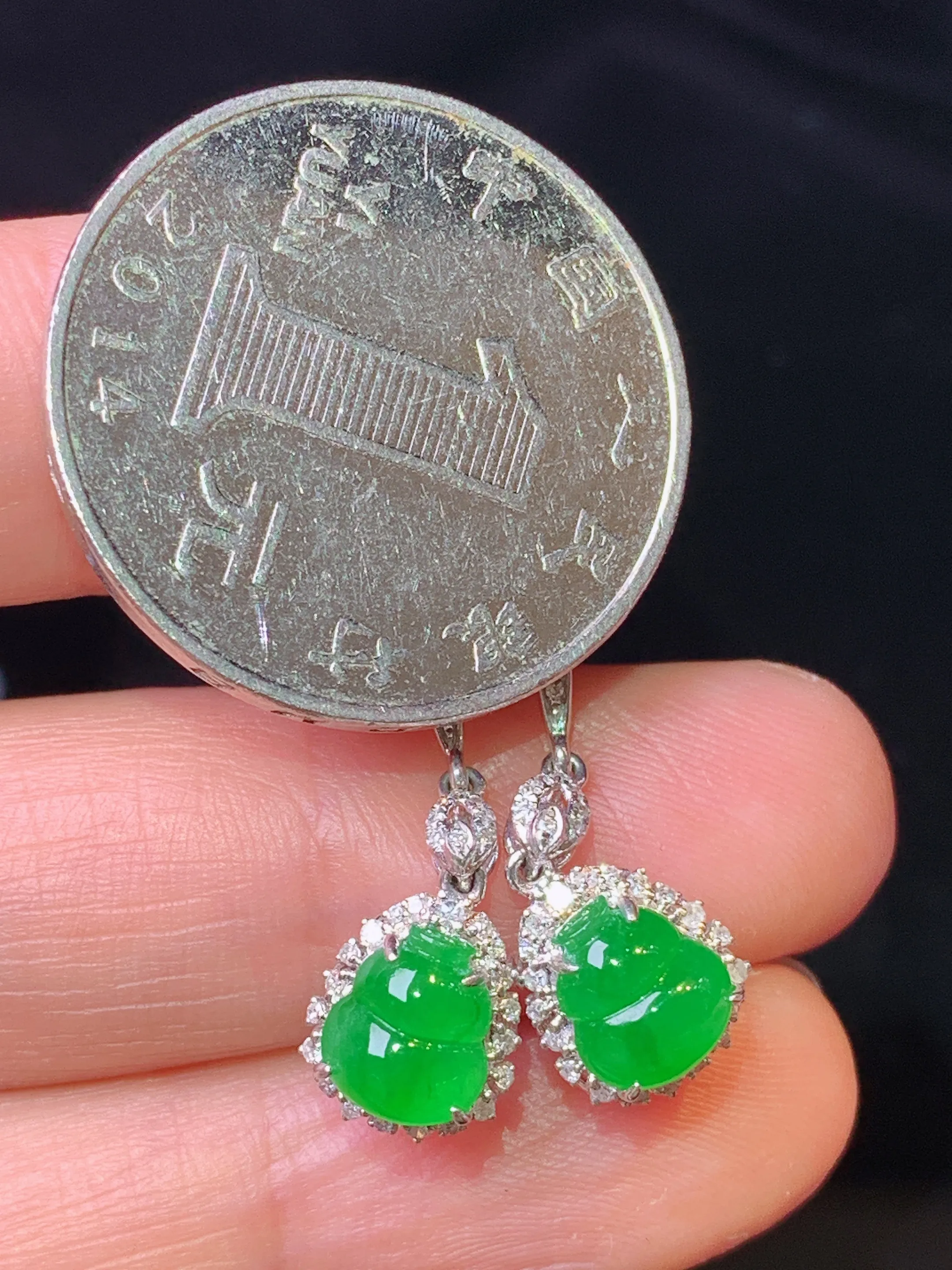 18k金钻镶嵌满绿葫芦耳坠 玉质细腻 色泽清新艳丽 整体尺寸27.2*8*6