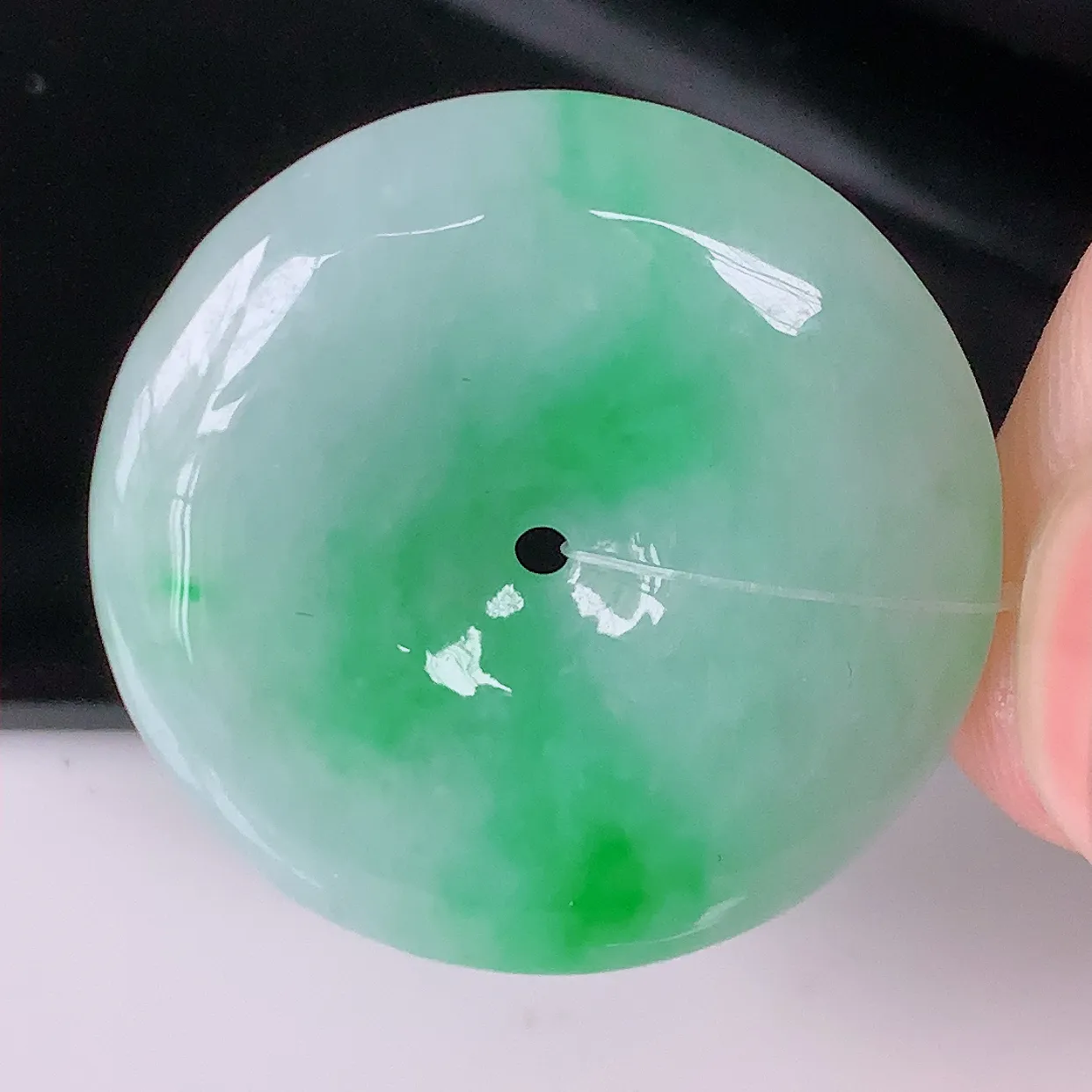 自然光实拍，水润飘阳绿翡翠平安扣吊坠，品相佳，美感十足，寓意平平安安，佩戴精美时尚！#49.22