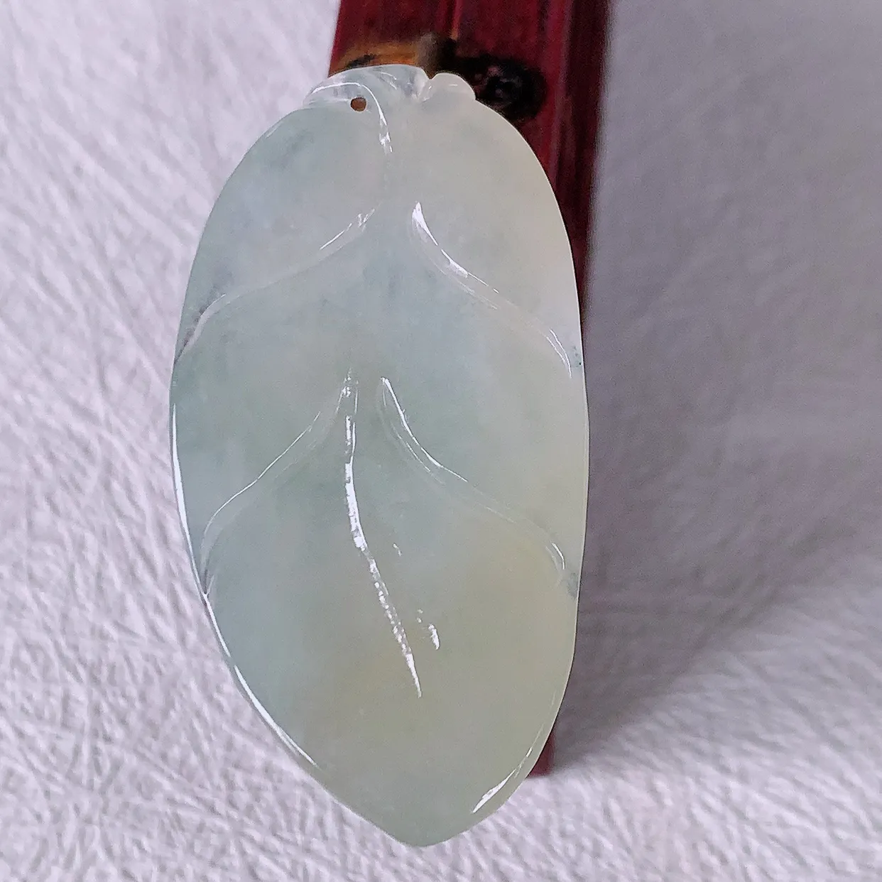 自然光实拍，冰种黄翡翡翠叶子吊坠 ，种水足，色泽清新，工艺精湛，叶子寓意美好； 金枝玉叶，事业有成。#01.22