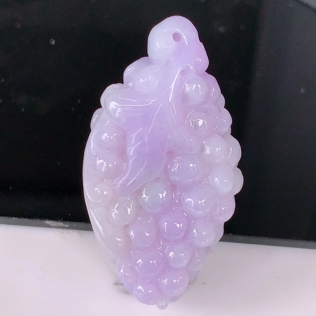 自然光实拍，冰润紫罗兰翡翠葡萄吊坠，多子多福，种老水足，雕工精湛 ，寓意美好， 佩戴时尚出众！#05.22
