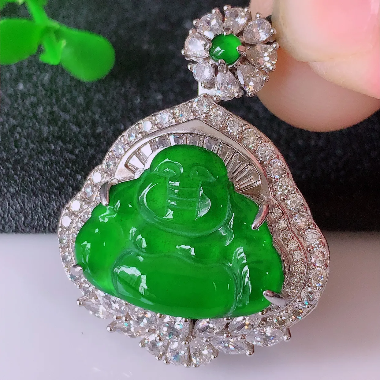 冰透满绿翡翠925银镶嵌佛公吊坠，自然光实拍，翠色灵动，颜色漂亮，种老水足，品相佳，佩戴佳品！#97.16整体35*26.5*12.5裸石19*15.5mm