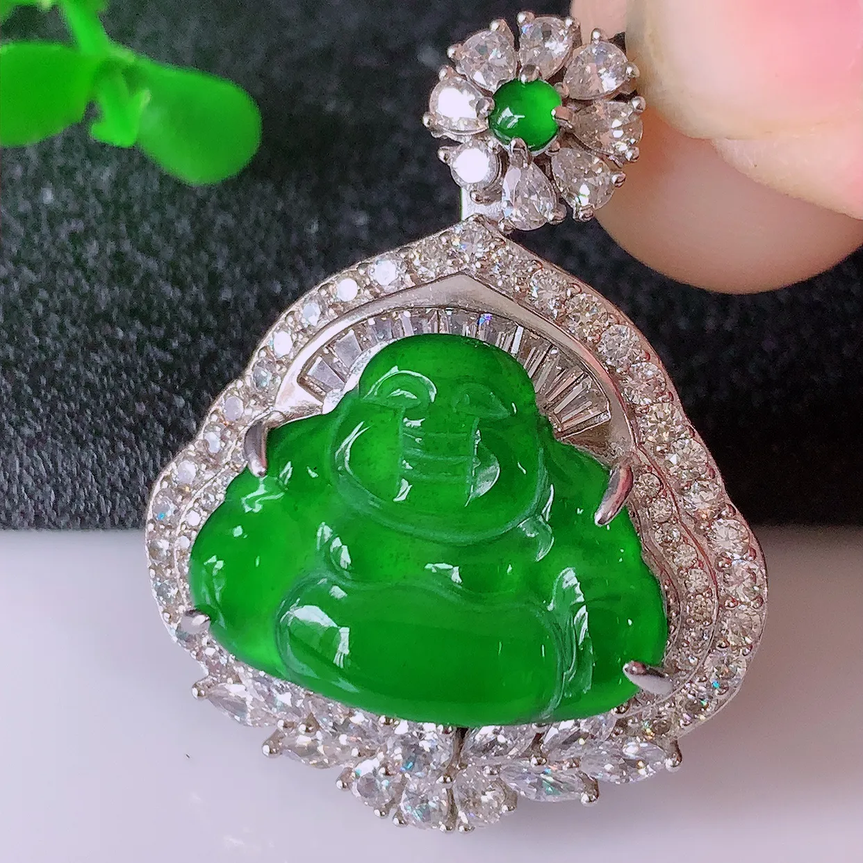 冰透满绿翡翠925银镶嵌佛公吊坠，自然光实拍，翠色灵动，颜色漂亮，种老水足，品相佳，佩戴佳品！#97.16整体35*26.5*12.5裸石19*15.5mm