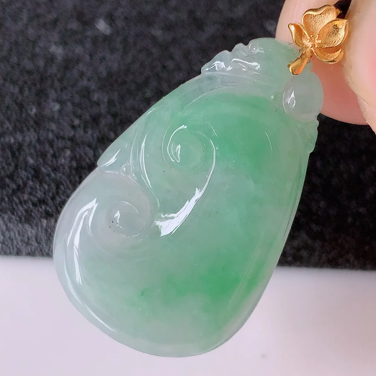 18K金镶嵌冰飘绿翡翠如意吊坠，简单的镶嵌设计、让玉坠百搭又精致， 寓意着吉祥， 事事如意！#41.16