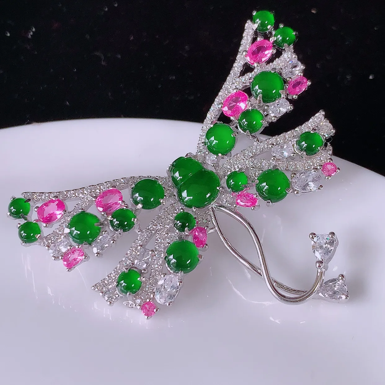 冰透满绿翡翠925银镶嵌蝴蝶结胸针，自然光实拍，翠色灵动，颜色漂亮， 种老水足，品相佳，佩戴佳品！#97.16整体48*30*9.5 葫芦裸石8*6