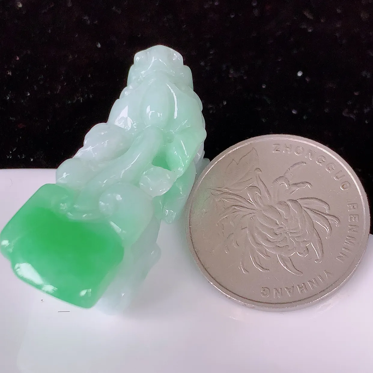 自然光实拍，冰润飘绿翡翠招财貔貅吊坠，民间有“一摸貔貅运程旺盛， 再摸貔貅财运滚滚，三摸貔貅平步青云 ”的美好祝愿。#81.22