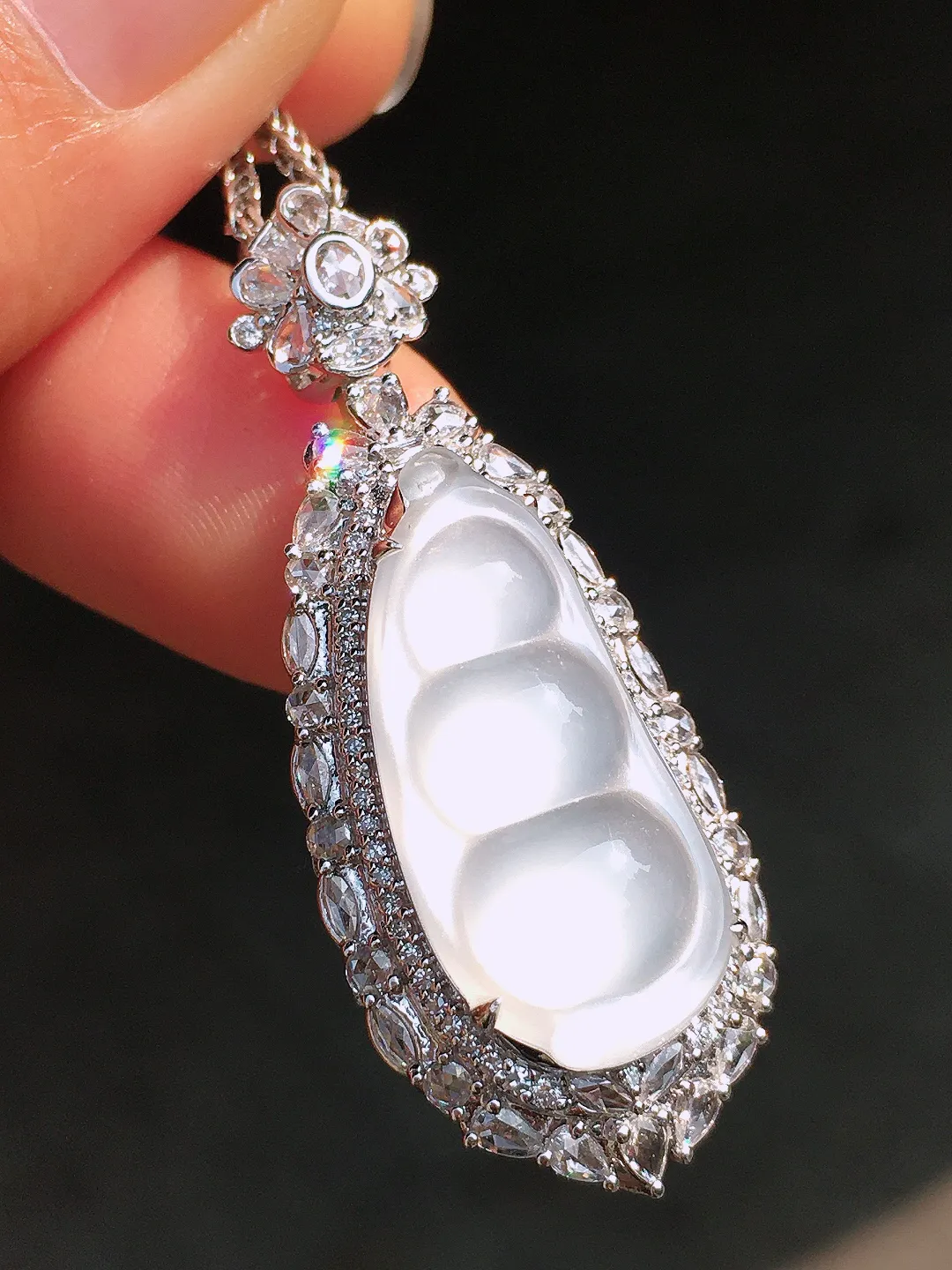 冰种福豆吊坠，玉质细腻，荧光感超
强，饱满圆润，尽显优雅气质，18k
金豪华镶嵌