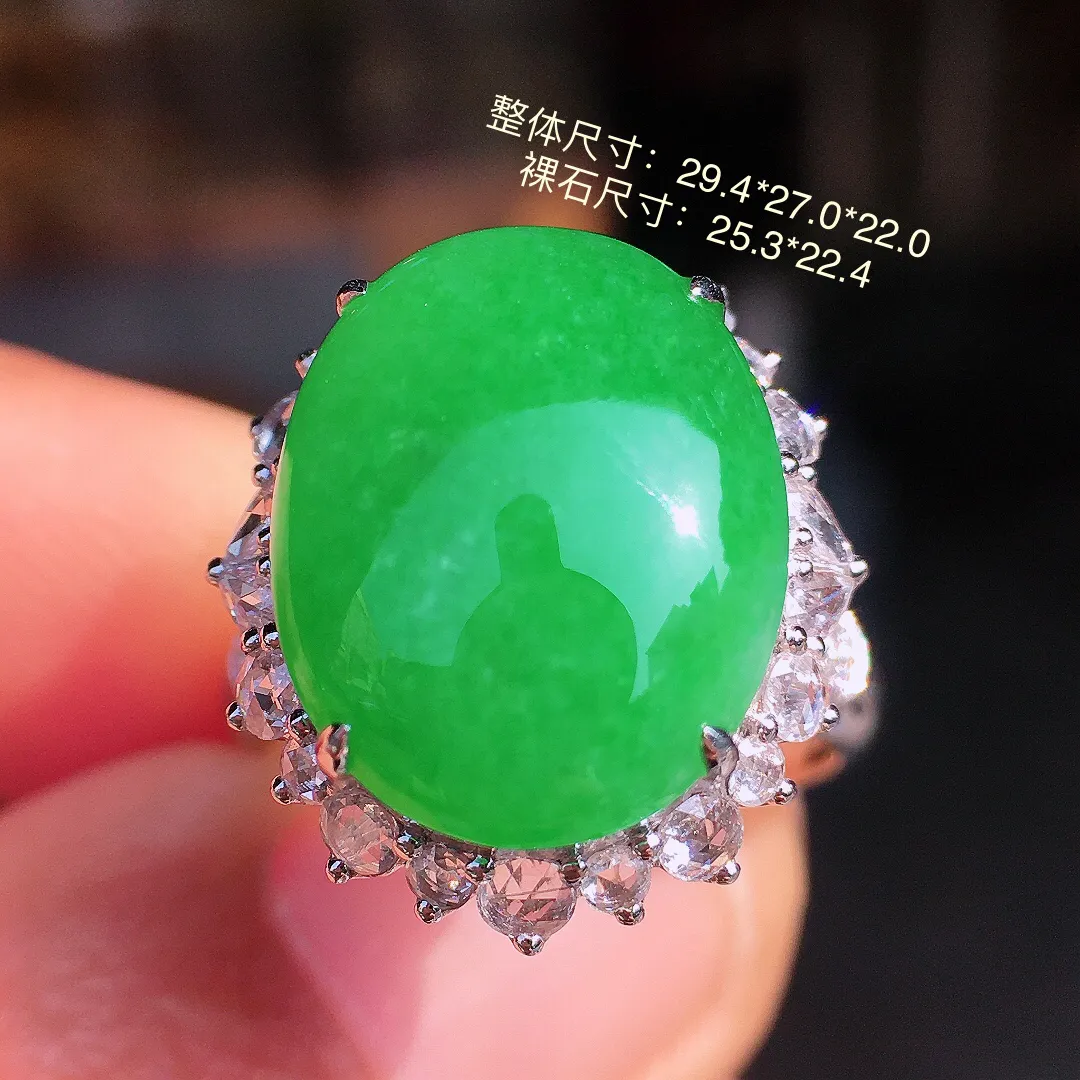 阳绿蛋面戒指，色泽均匀艳丽，玉质细腻，荧光感超
强，饱满圆润，尽显优雅气质，18k
金豪华镶嵌