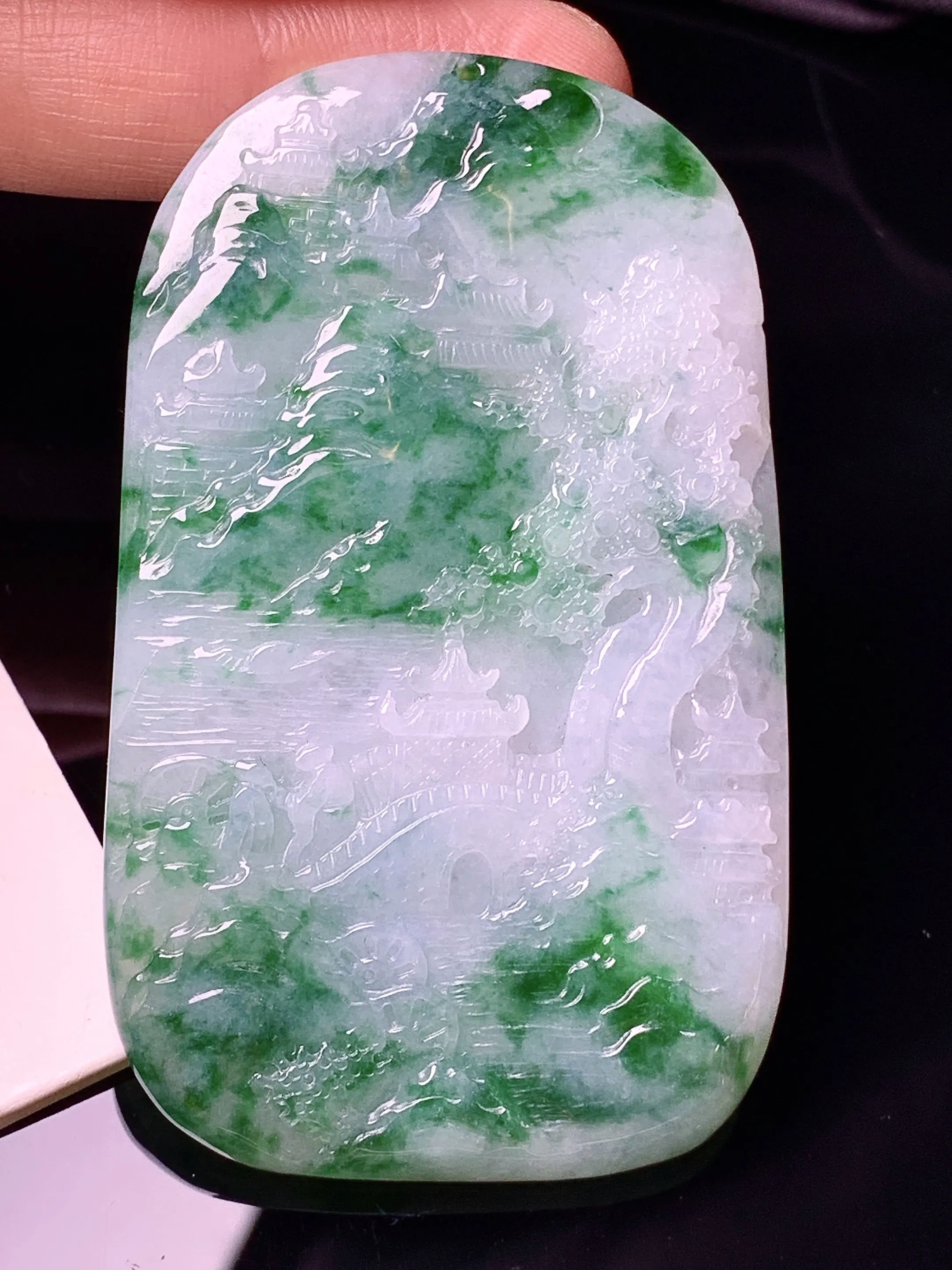 飘绿山水牌子吊坠 玉质细腻 色泽清新艳丽 整体尺寸66*40*5