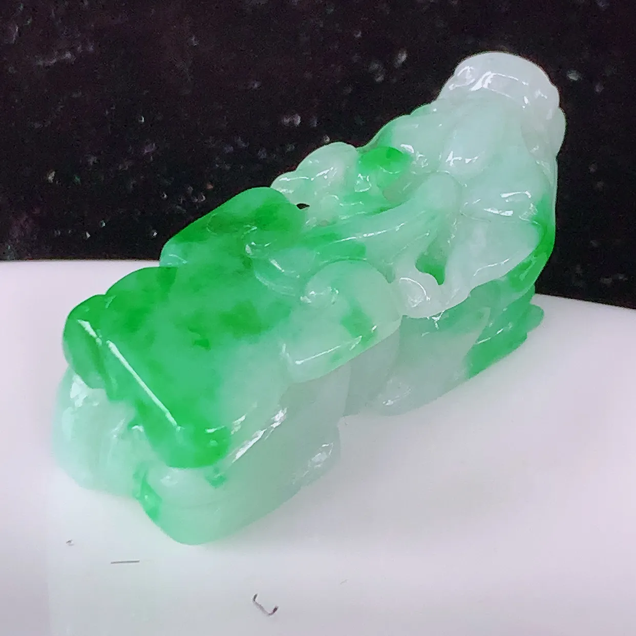 自然光实拍，冰飘绿翡翠招财貔貅吊坠，民间有“一摸貔貅运程旺盛，再摸貔貅财运滚滚三摸貔貅平步青云 ”的美好祝愿。#81.22