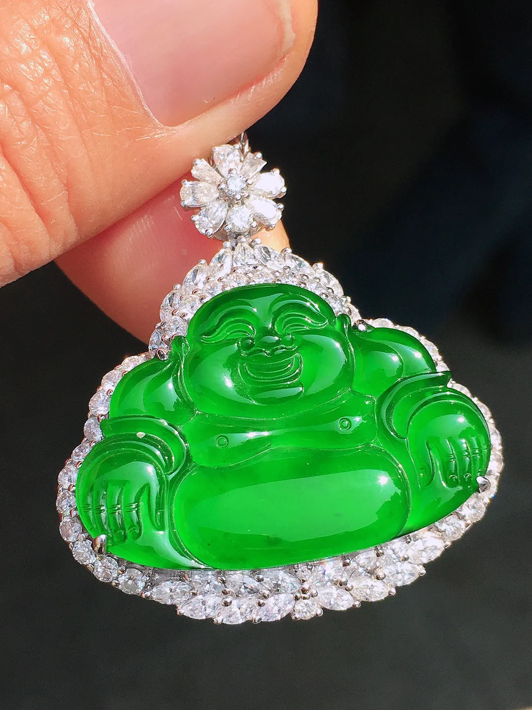 满绿佛公吊坠，色泽均匀艳丽，玉质细腻，荧光感超
强，饱满圆润，尽显优雅气质，18k
金豪华镶嵌