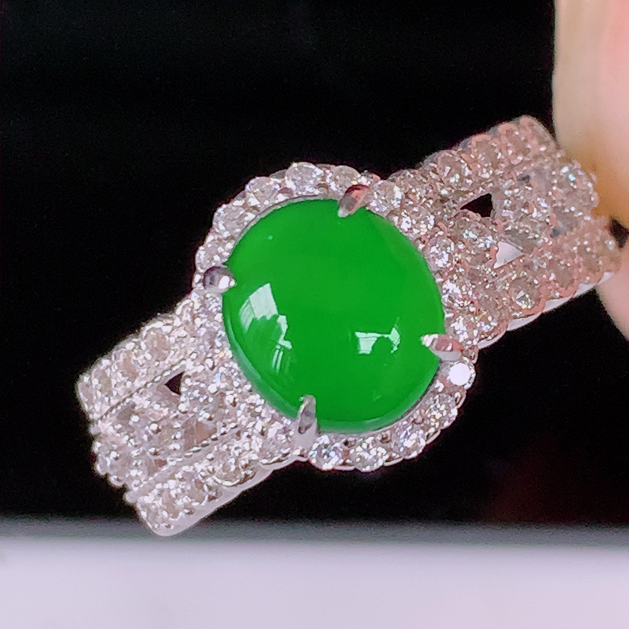 冰透满绿翡翠925银镶嵌戒指，自然光实拍，翠色灵动，颜色漂亮，种老水足，品相 佳，佩戴佳品！#97.