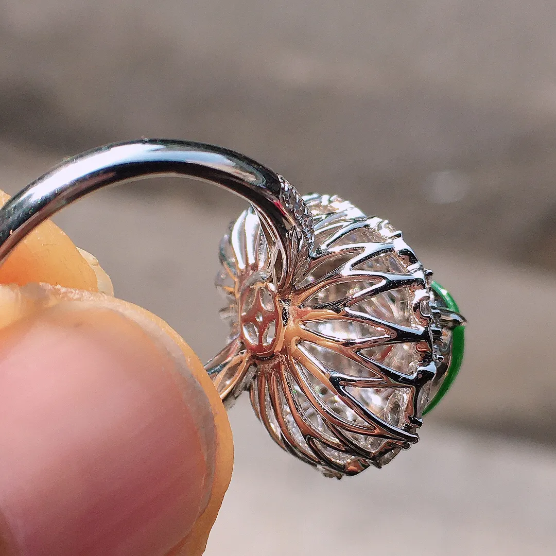 阳绿葫芦戒指，色泽均匀艳丽，玉质细腻，荧光感超
强，饱满圆润，尽显优雅气质，18k
金豪华镶嵌